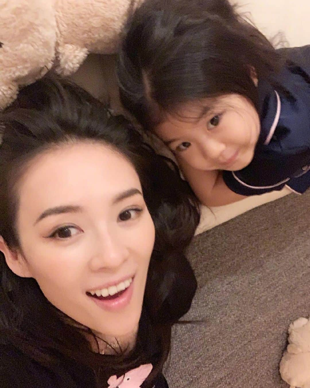 章子怡のインスタグラム：「Mom’s baby girl🍬 #beautfiul #ziyizhang #ziyi #章子怡 #子怡」