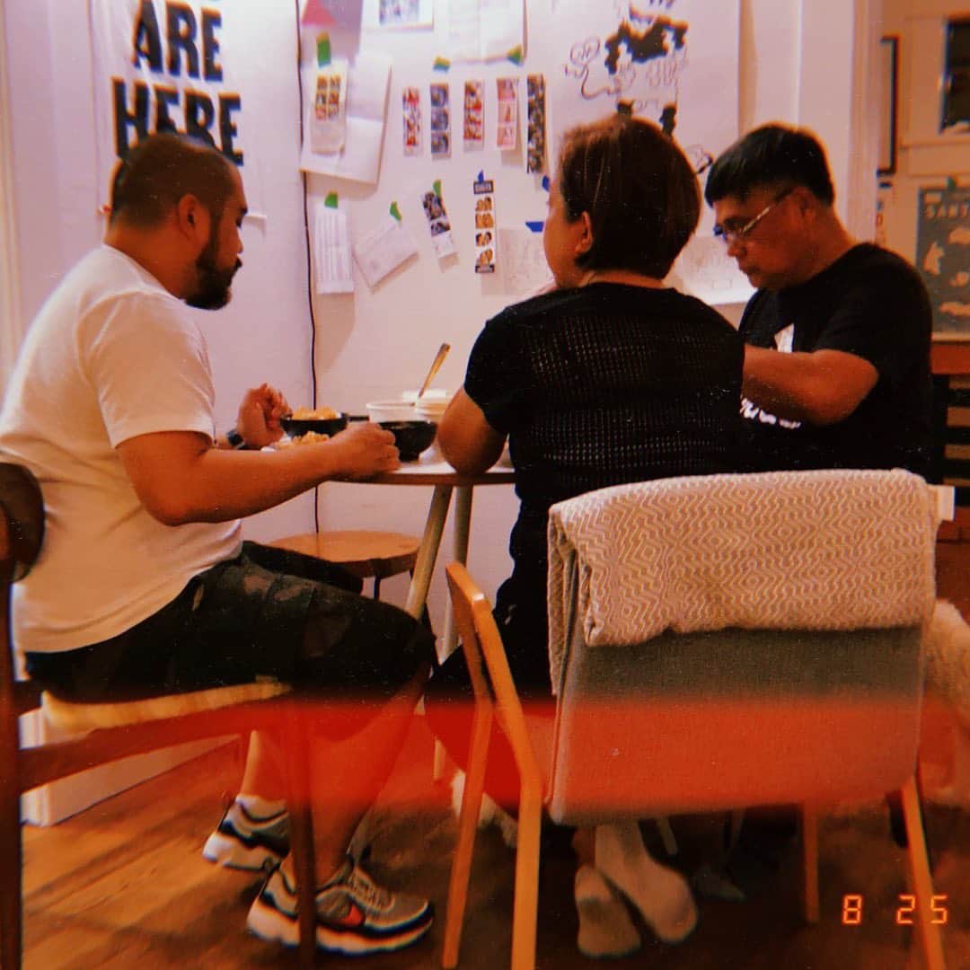 ショーン・エバリストのインスタグラム：「Cheers to family 🥂✨Spend time with your loved ones.」