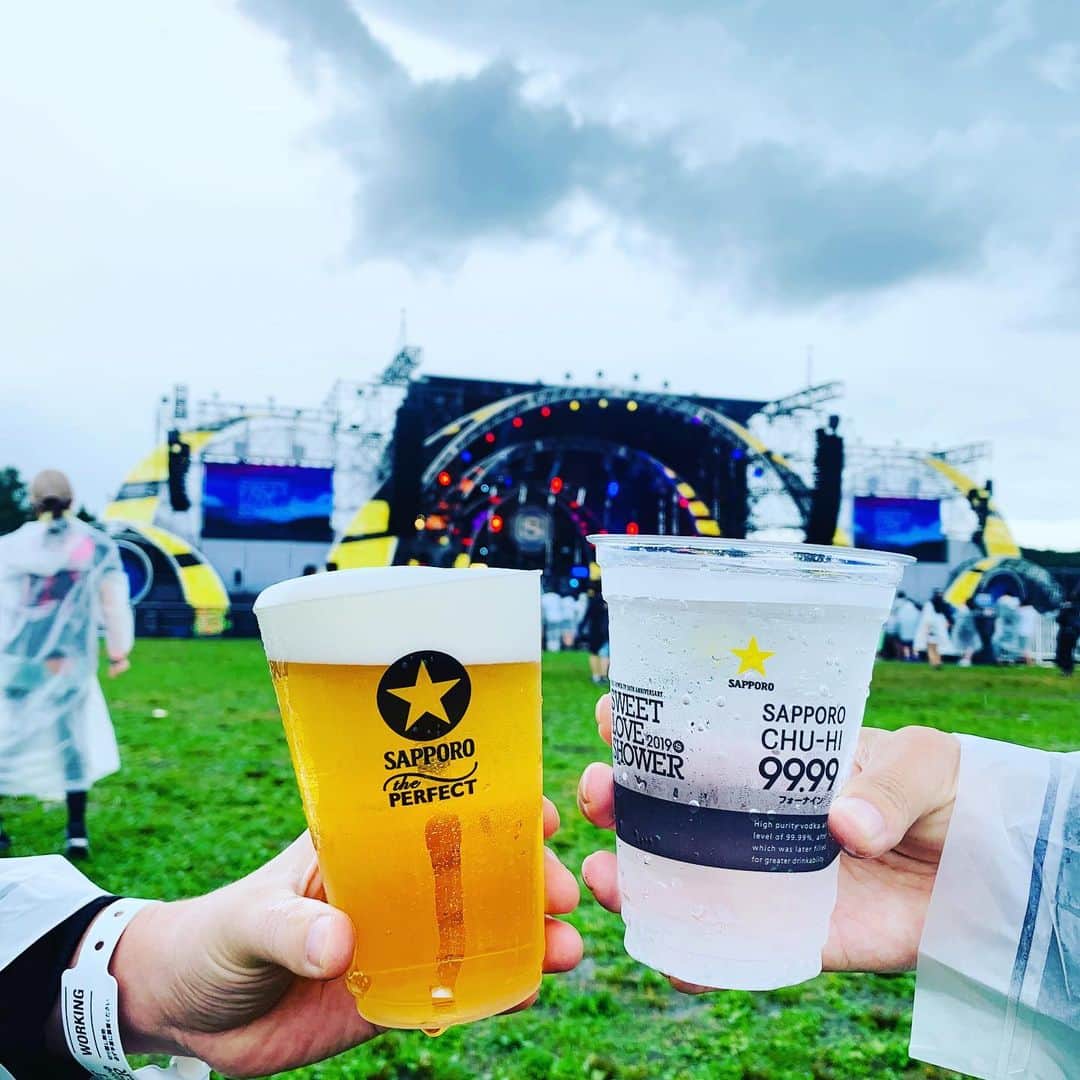 サッポロビールさんのインスタグラム写真 - (サッポロビールInstagram)「☆ SWEET LOVE SHOWER 2019はじまりました！ 皆さんの熱気で雨もやんでます^_^ 早速 #パーフェクト黒ラベル と #フォーナイン で乾杯★ #ラブシャ  #スイートラブシャワー #SWEETLOVESHOWER2019 #サッポロ生ビール黒ラベル #サッポロビール」8月30日 11時06分 - sapporobeer.jp