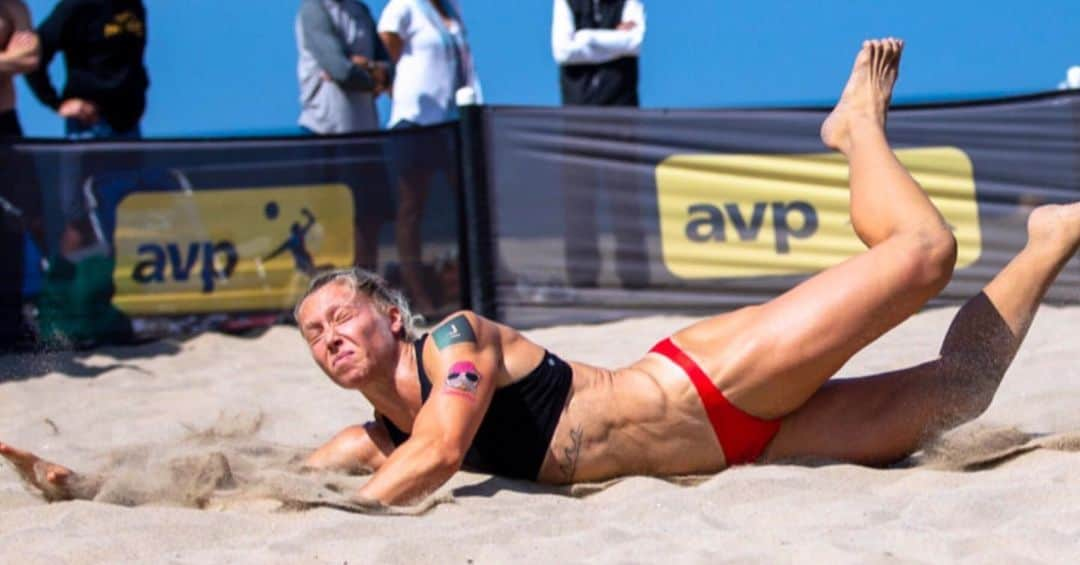 カーリー・ウォパットさんのインスタグラム写真 - (カーリー・ウォパットInstagram)「AVP Championships start tomorrow here in Chicago! @callahanvolleyball and I have our first match at 9:20 am on stadium court. Make sure to tune in so you can see more graceful defensive plays like this (I definitely got the ball up, it’s just out of frame). PC: @markrigney」8月30日 11時08分 - carlywopat