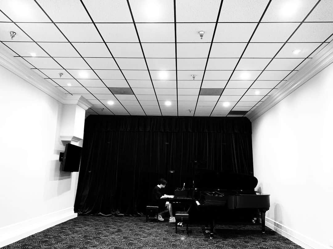 渋谷慶一郎のインスタグラム：「Rehearsal and practice for Piano with short pants.」