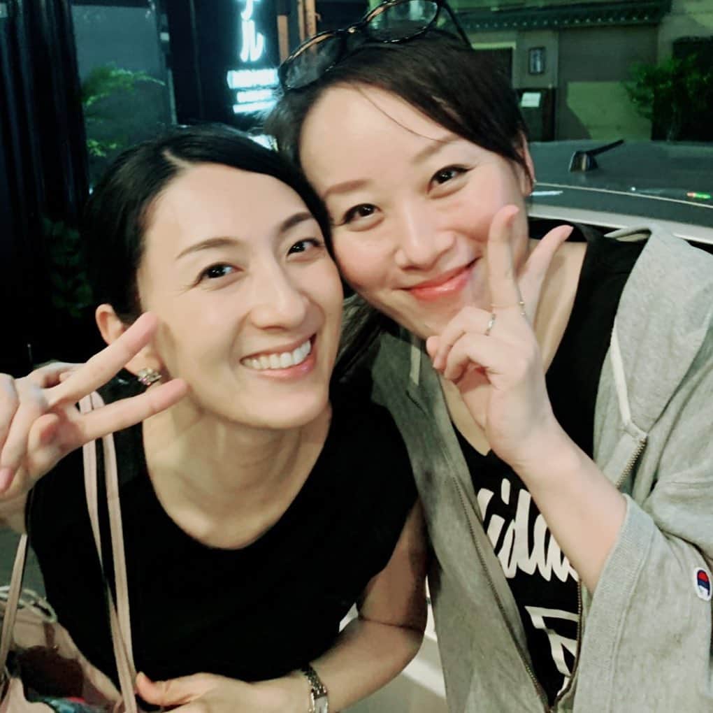 祐澄しゅんのインスタグラム：「8月…同期の退団で関西でなかなか会えない大好きなこの方に会えました✨ 当日は私は午前中だけ、彼女はお花を渡す時だけですれ違いだね〜と話していて。 仕事が立て込んでて、茜も予定の後で…それでも普通に会おうってなれるのが嬉しい。この関係は変わらないんだろうな😊 この時も私いっぱいいっぱいだったので、会えて本当にパワーもらえた！ありがとう〜〜 #元花組 #同期 #88期 #桜乃彩音 #祐澄しゅん」