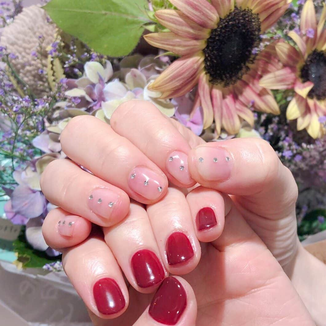 黒坂優香子さんのインスタグラム写真 - (黒坂優香子Instagram)「new💅 ・ ・ 秋らしい深めの赤の単色塗りと クリアに小さなストーンを並べてもらったよ♡ ・ ・ 可愛すぎる👼💗 松井ちゃんいつもありがとう💗 @_hitomi821.nail_ ・ ・ この間お誕生日だった松井ちゃんに 花束を♡♡♡ 喜んでもらえて良かった♡ ・ センス抜群なのでイメージを伝えたら 毎回本当に可愛くしてくれるし、 絶妙な色味もオリジナルで作ってくれるの！ そして松井ちゃんとお喋りしてると ほっこり癒される💗 可愛いんだよなぁ👼✨ ネイルも人柄も大好きな松井ちゃんです💋💋💋 ・ いつもありがとう♡ これからもよろしくね♡」8月30日 11時16分 - yukakokurosaka0606