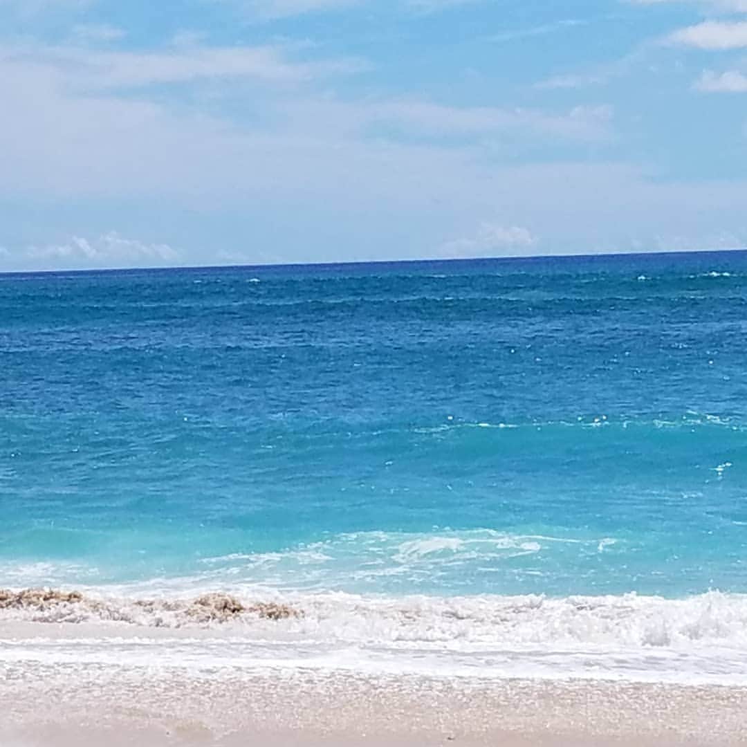 小錦千絵（TAUPOU）さんのインスタグラム写真 - (小錦千絵（TAUPOU）Instagram)「Maili Beach Park🏖️ 最高のビーチ🌊🐚⚓ #ビーチ #beach  #mailibeachpark  #maili  #konishikishouse  #konishiki夫婦」8月30日 11時27分 - taupou52