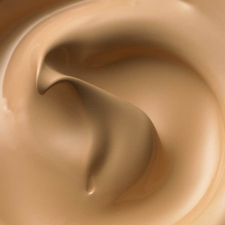 のインスタグラム：「EXTRA RICH GLOW CREAM FOUNDATION  A cream foundation that contains Japanese beauty extracts (moisturizing) and two kinds of moisturizing properties, creating a brilliant radiant complexion.  エクストラ リッチ グロウ クリーム ファンデーション  日本産美容エキス１２種類(保湿)に加え保湿成分2種配合。 時間とともに移り変わる艶感で、さらにしっとりと印象的な艶肌へ。  晶采光艷粉霜  添加12種日本國產美容精華(保濕),以及2種全新保濕成分。 加倍滋潤，完美提亮美艷光澤，讓粧容與時間同步進化。  #SUQQU #スック #2019Autumnwinter #cosmetics #jbeauty #ファンデーション #foundation」