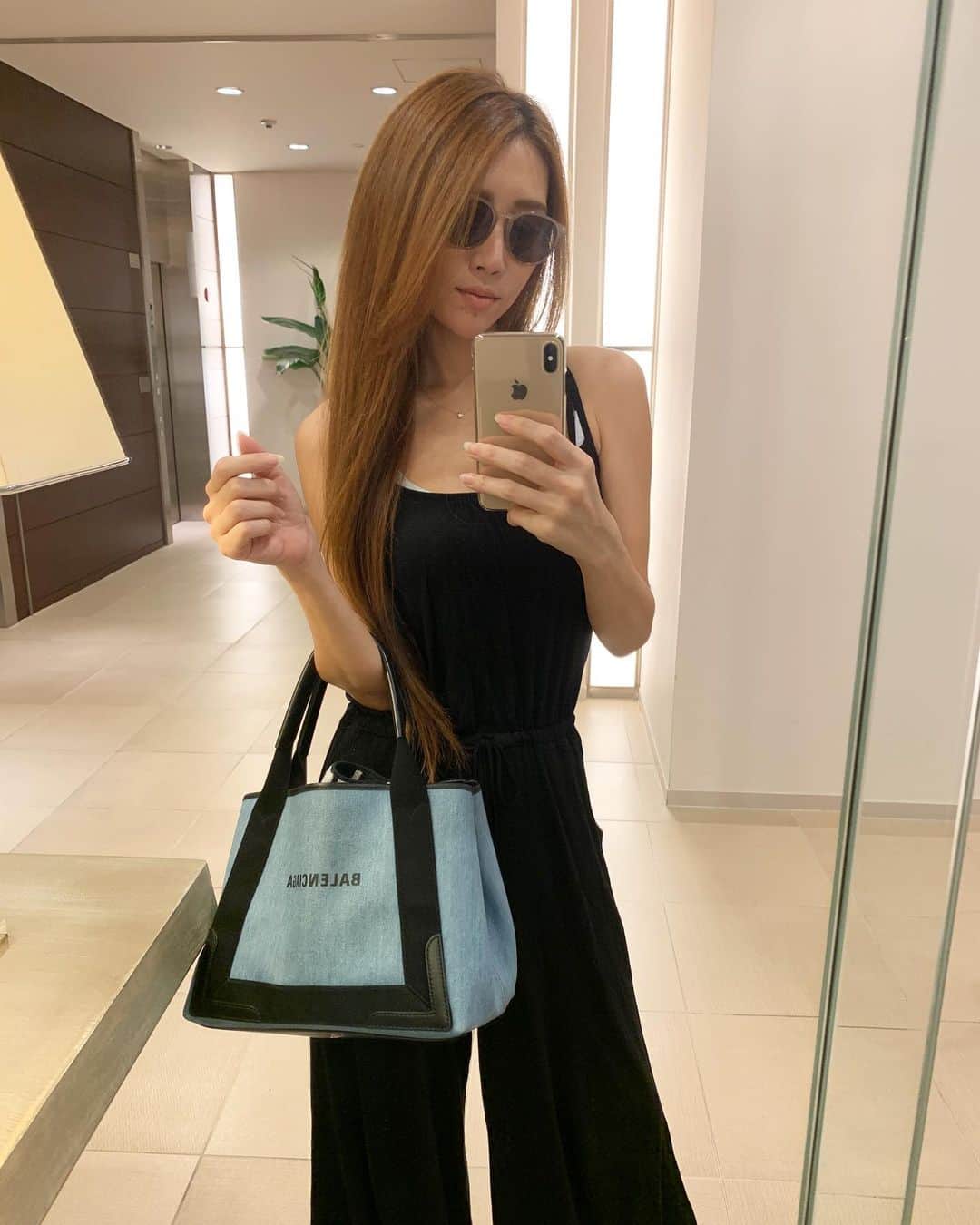 のインスタグラム：「. . 最近会う人に痩せたと言われる🐒 トレーニングしてないから筋肉量が落ちちゃった… 人といる時はガッツリ食べるけど凜と二人の時って ぜーんぜん食べないかも😶 食べる事もトレーニングなんだけどね💀 . しかしもっと焼きたかった… 夏終わりかぁ、、、😞 . . #女の子ママ #シングルマザー #シンママ #シンママライフ #アラフォー #アラフォーママ #ロングヘア #サラサラヘアー #ストレートヘア  #ママでも綺麗に #ママさんと繋がりたい  #172cm #172cmコーデ #背が高い #シンプルコーデ  #ママコーデ #momfashion #ootd #outfit  #momlife #balenciaga #tiffany #longhair  #데일리룩 #패션 #패션스타그램 #데일리코디」