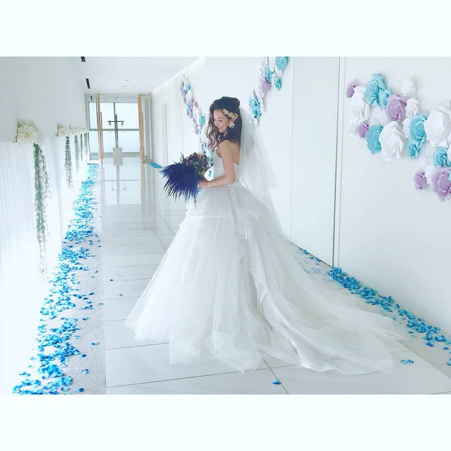 北川莉子さんのインスタグラム写真 - (北川莉子Instagram)「💒👰 . 先日のKKRホテル金沢さんの ビッグブライダルフェア💐✨ . 久しぶりに蜂谷さんとの コンビでした🎶 . #KKRホテル金沢#ビッグブライダルフェア #模擬挙式#模擬披露宴 #新婦モデル#北川莉子 . #白ドレス での#ダウンヘア は 新鮮でした👰🏻✨ 評判良くて嬉しかった🥺💓 . ヘアメイク @matan0903 さん ありがとうございます😫‼️」8月30日 11時32分 - rico_kitagawa