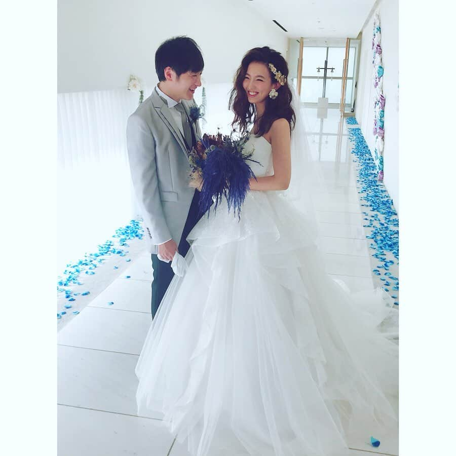 北川莉子さんのインスタグラム写真 - (北川莉子Instagram)「💒👰 . 先日のKKRホテル金沢さんの ビッグブライダルフェア💐✨ . 久しぶりに蜂谷さんとの コンビでした🎶 . #KKRホテル金沢#ビッグブライダルフェア #模擬挙式#模擬披露宴 #新婦モデル#北川莉子 . #白ドレス での#ダウンヘア は 新鮮でした👰🏻✨ 評判良くて嬉しかった🥺💓 . ヘアメイク @matan0903 さん ありがとうございます😫‼️」8月30日 11時32分 - rico_kitagawa