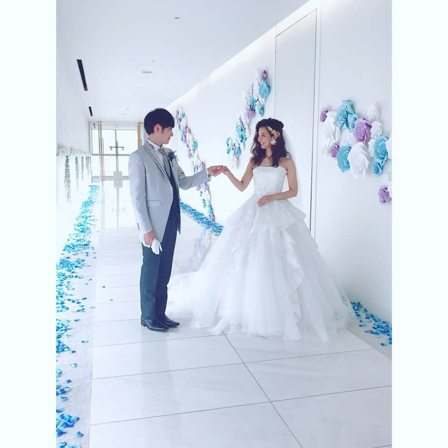 北川莉子さんのインスタグラム写真 - (北川莉子Instagram)「💒👰 . 先日のKKRホテル金沢さんの ビッグブライダルフェア💐✨ . 久しぶりに蜂谷さんとの コンビでした🎶 . #KKRホテル金沢#ビッグブライダルフェア #模擬挙式#模擬披露宴 #新婦モデル#北川莉子 . #白ドレス での#ダウンヘア は 新鮮でした👰🏻✨ 評判良くて嬉しかった🥺💓 . ヘアメイク @matan0903 さん ありがとうございます😫‼️」8月30日 11時32分 - rico_kitagawa