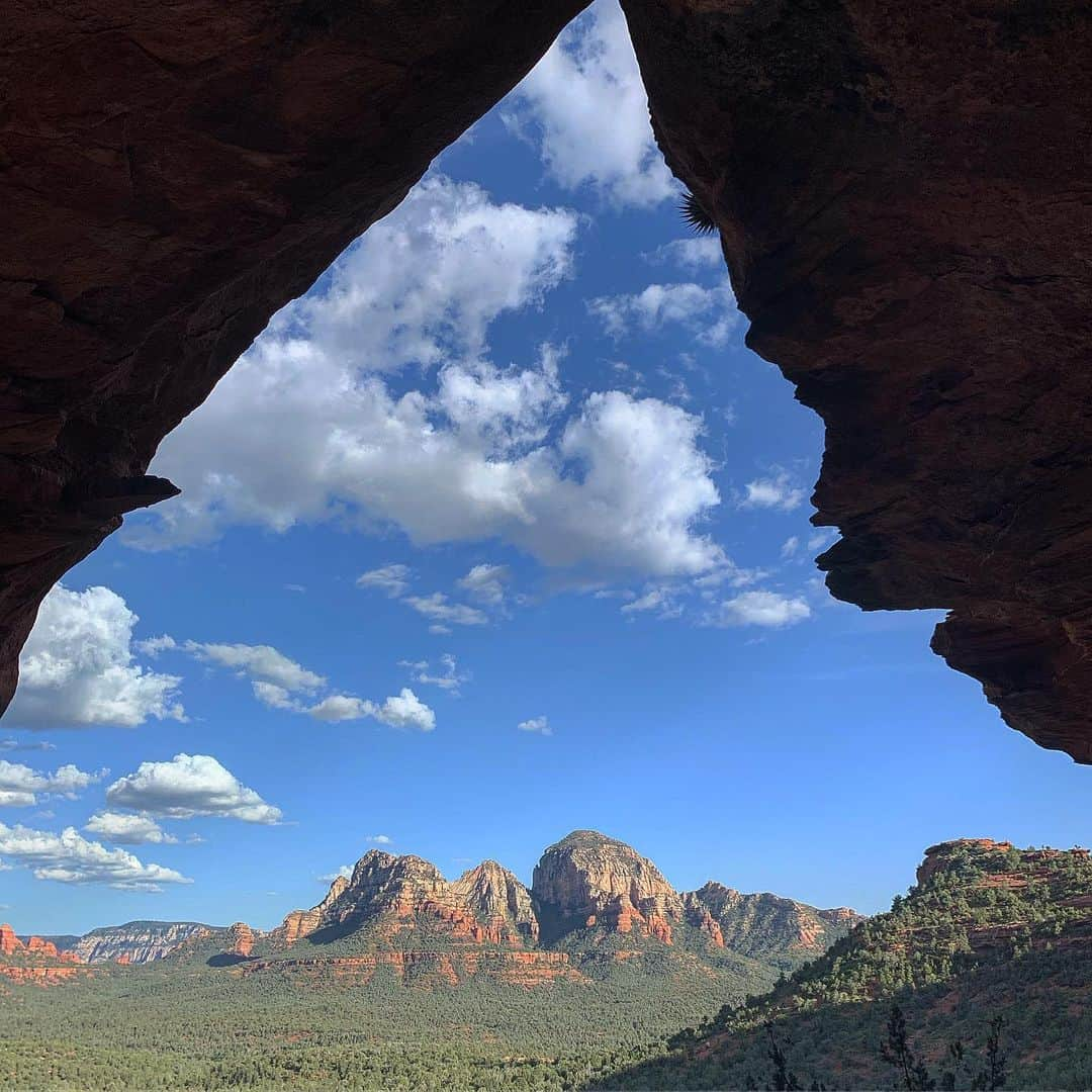 川島幸美さんのインスタグラム写真 - (川島幸美Instagram)「Birthing cave （子宮の洞窟） の中に入ると、今まで見たことないパノラマの景色が目の前に広がると、ピーンって感覚が研ぎ澄まされると同時に、胸が熱くなる🧡 . 当たり前の事や日常に感謝し、 自分の使命を成し遂げたい と思った瞬間を胸に刻む✨✨ . 9枚目は赤い岩の間からクリスタルがのぞいてたよ😊」8月30日 11時34分 - yukimikawashima