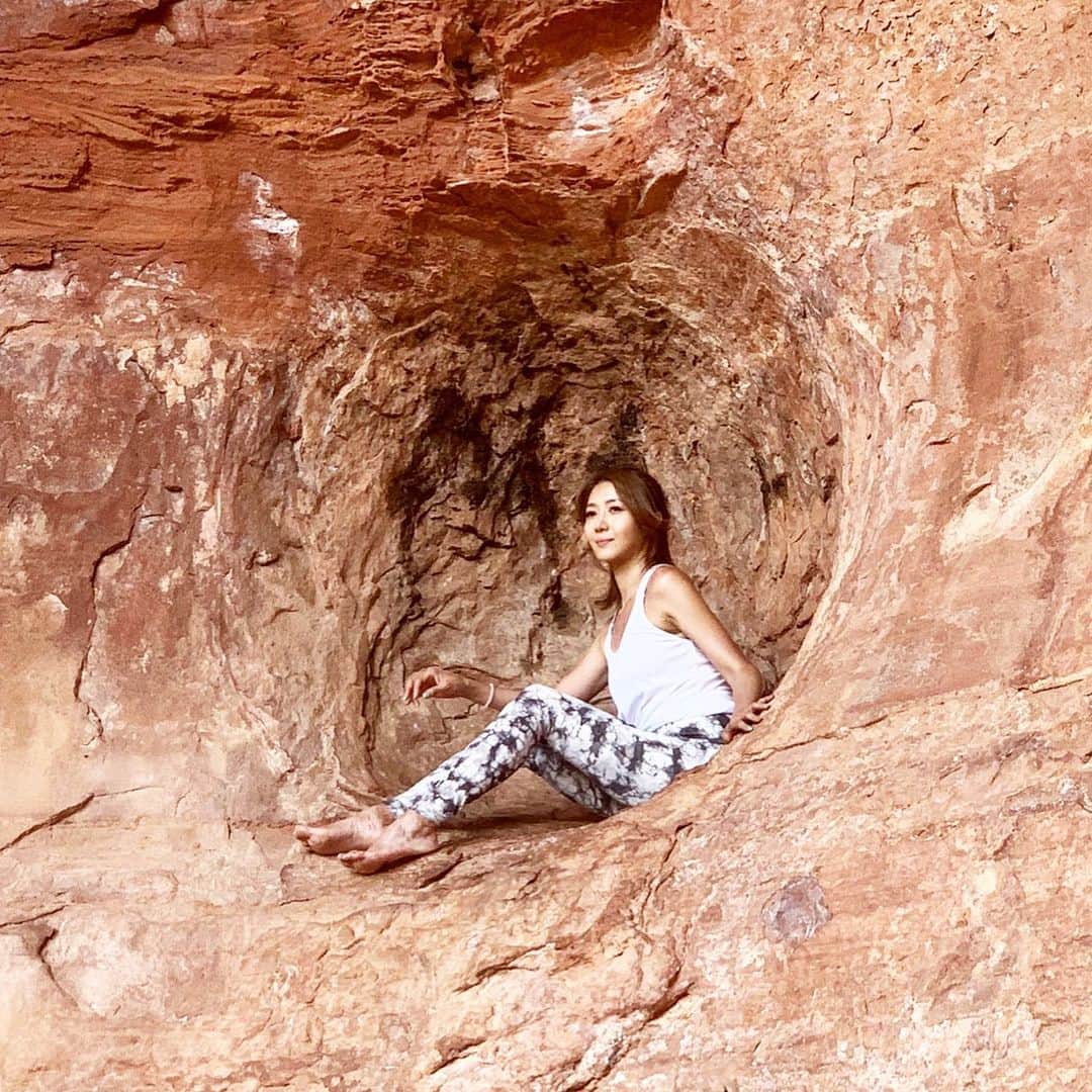 川島幸美さんのインスタグラム写真 - (川島幸美Instagram)「Birthing cave （子宮の洞窟） の中に入ると、今まで見たことないパノラマの景色が目の前に広がると、ピーンって感覚が研ぎ澄まされると同時に、胸が熱くなる🧡 . 当たり前の事や日常に感謝し、 自分の使命を成し遂げたい と思った瞬間を胸に刻む✨✨ . 9枚目は赤い岩の間からクリスタルがのぞいてたよ😊」8月30日 11時34分 - yukimikawashima
