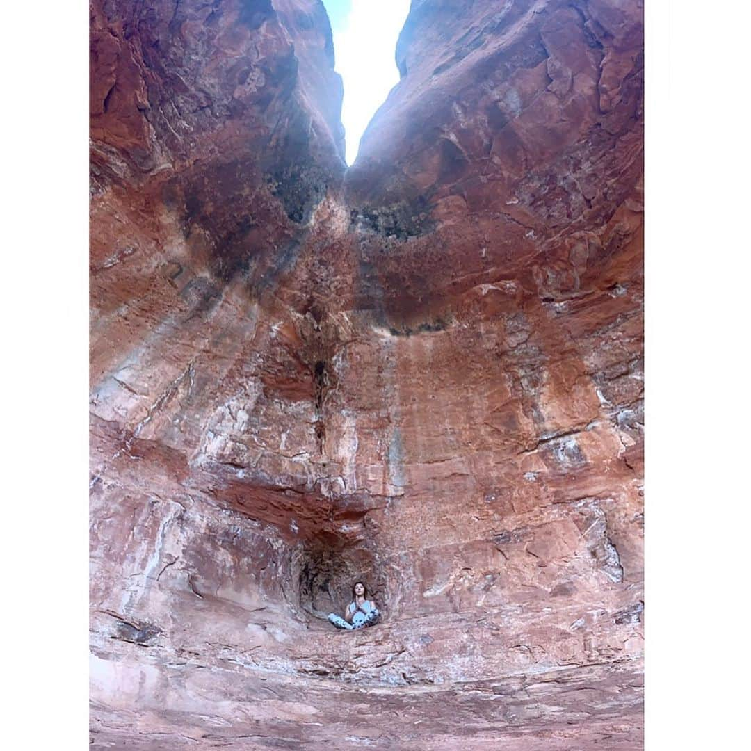 川島幸美さんのインスタグラム写真 - (川島幸美Instagram)「Birthing cave （子宮の洞窟） の中に入ると、今まで見たことないパノラマの景色が目の前に広がると、ピーンって感覚が研ぎ澄まされると同時に、胸が熱くなる🧡 . 当たり前の事や日常に感謝し、 自分の使命を成し遂げたい と思った瞬間を胸に刻む✨✨ . 9枚目は赤い岩の間からクリスタルがのぞいてたよ😊」8月30日 11時34分 - yukimikawashima