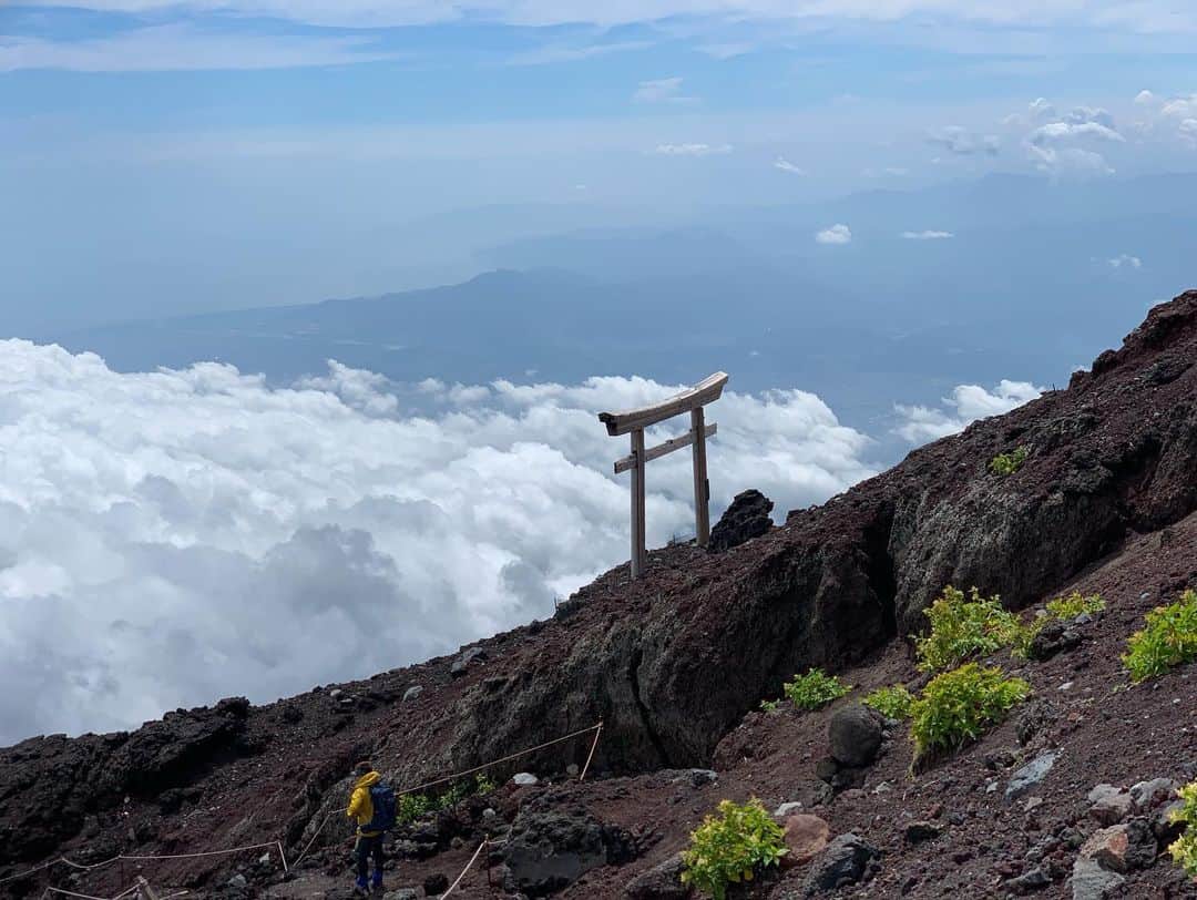 片山真人さんのインスタグラム写真 - (片山真人Instagram)「会社のメンバーで、きのう6年ぶり2度目の富士山登山をしてきました。朝5時に会社を出発して、朝8時すぎに登山開始、下山は夜8時過ぎ。20m程の強風で大幅時間をロスしましたがなんとか登頂できました。ただ、やはりオススメは山小屋に一泊する一泊二日です。ぜひみなさんも人生で一度は登ってみてください！ 3度目は結婚してから家族で登りたい！切実！ #富士山 #富士登山 #登山 #富士山山頂 #静岡朝日テレビ #山 #富士酸素工業 #携帯酸素缶 ありがとう」8月30日 11時42分 - katayamasato