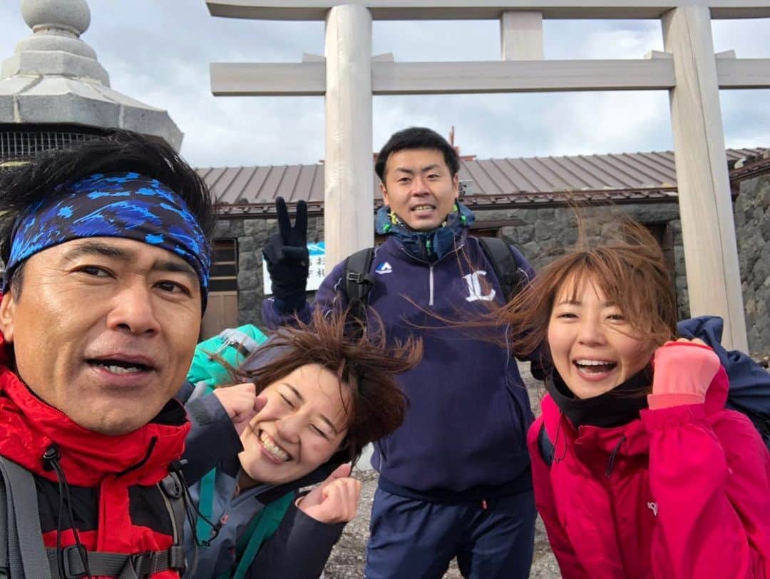 片山真人のインスタグラム：「会社のメンバーで、きのう6年ぶり2度目の富士山登山をしてきました。朝5時に会社を出発して、朝8時すぎに登山開始、下山は夜8時過ぎ。20m程の強風で大幅時間をロスしましたがなんとか登頂できました。ただ、やはりオススメは山小屋に一泊する一泊二日です。ぜひみなさんも人生で一度は登ってみてください！ 3度目は結婚してから家族で登りたい！切実！ #富士山 #富士登山 #登山 #富士山山頂 #静岡朝日テレビ #山 #富士酸素工業 #携帯酸素缶 ありがとう」