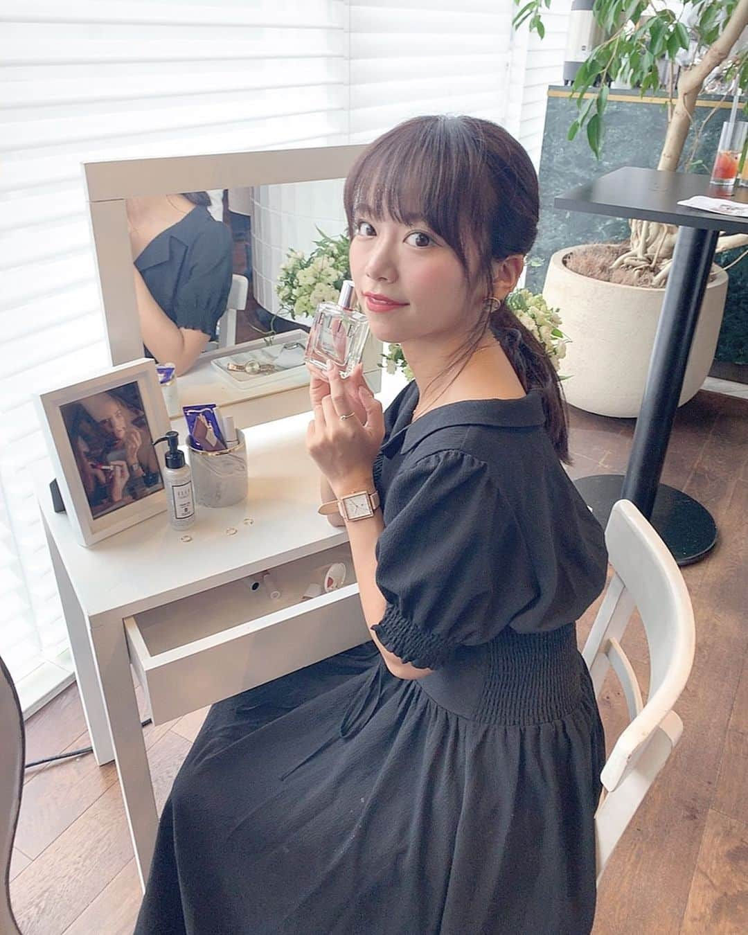 牧野桃美さんのインスタグラム写真 - (牧野桃美Instagram)「. . ２枚目は珍しく全身写真👗 . ELLE cafeでも有名なELLEの腕時計ブランド、、『ELLE WATCH』⌚️💕 どんな女性にも合う、様々なデザインが可愛いかったよ∩(´’ヮ’`)∩✨ . ネイビーの腕時計は初挑戦だけど、大人っぽく見えるかな？💋 . . . . .  #ELLE#ellewatches#parisiananywhere #エル#エルウォッチ#ELLEboutiquejapan#腕時計#⌚️#japanesegirl #お洒落さんと繋がりたい#ellecafe#今日のコーデ#表参道」8月30日 17時16分 - momomi_makino