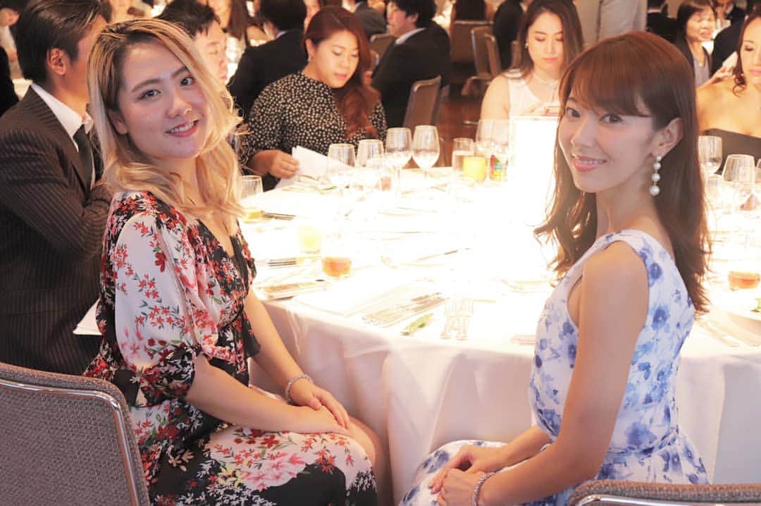 杉山由紀子のインスタグラム：「いつもと違うシリーズ♥️ * ゆいとの参加も三回目か✨ やっとおなじ席で🤣 * 最初と比べるとほんとに成長してる♥️ * * #アワード #award #六本木ヒルズ #ヒルズクラブ #party  #ドレスアップ #着席ディナー #dinner」
