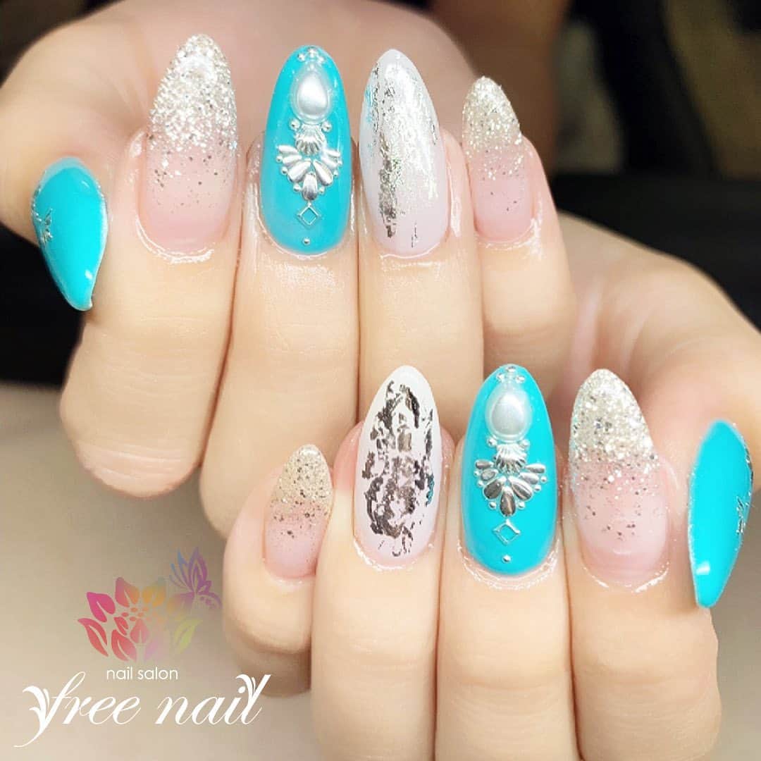 free nail フリーネイルのインスタグラム：「. お客様ネイル💅🏻🌻✨ . ターコイズカラーネイル💎✨ . 綺麗なロングのお爪に映えるスタッズデザイン👍🏻🌞✨ . ご来店ありがとうございました🙇🏻‍♀️🙇🏻‍♀️🙇🏻‍♀️💗 . #ネイル #フリーネイル #ネイルアート #ジェルネイル #ネイルサロン #大阪ネイルサロン #ネイルデザイン #ネイルチェンジ #ラメグラデーションネイル #ラメグラ #スタッズネイル #ホイルネイル #グリッターネイル #ブルーネイル #ターコイズネイル #デザインネイル #トレンドネイル #シンプルネイル #ロングネイル #夏ネイル #美甲 #日式美甲 #summernails #nailsart #nailsalon #nailsdid #newnails #newnail #freenail」