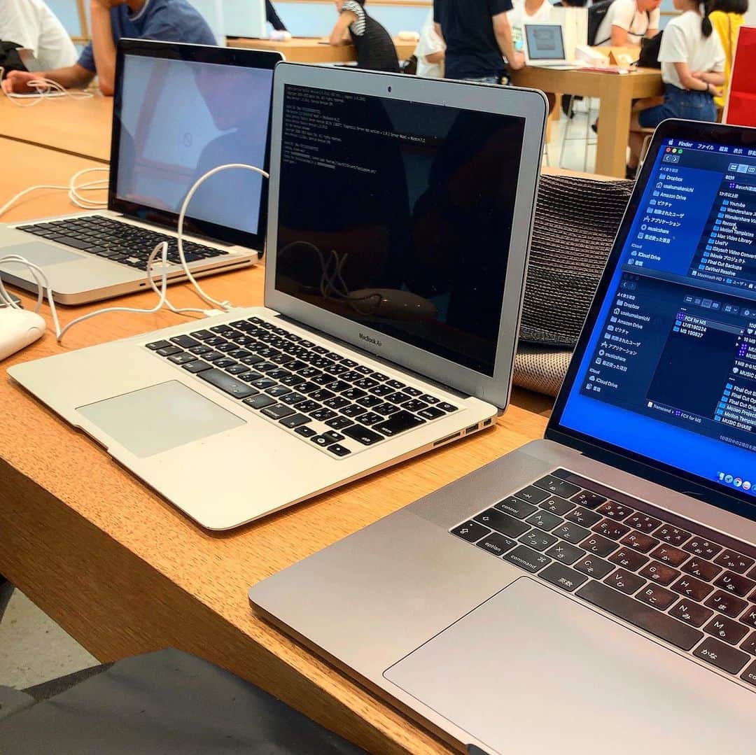 池内万作さんのインスタグラム写真 - (池内万作Instagram)「今日は撮影が休みなのでApple京都のジニアスバーへ。 使わなくなったMacBookPro（左）を引き取ってもらい、トラックパッドが壊れたMacBook Air（中央）の修理代金を見積もってもらい、今使ってるMacBook Pro（右）でMotionのファイルの保管場所について教えてもらった。 なんて有意義な休日の使い方なんでしょうw しかし、ジニアスバーはスタッフさんの豊富な知識と丁寧な対応が素晴らしいですねー。 また何かあったらよろしくお願いします〜m(_ _)m #イケウチの出張 #applekyoto」8月30日 17時19分 - mandeshita