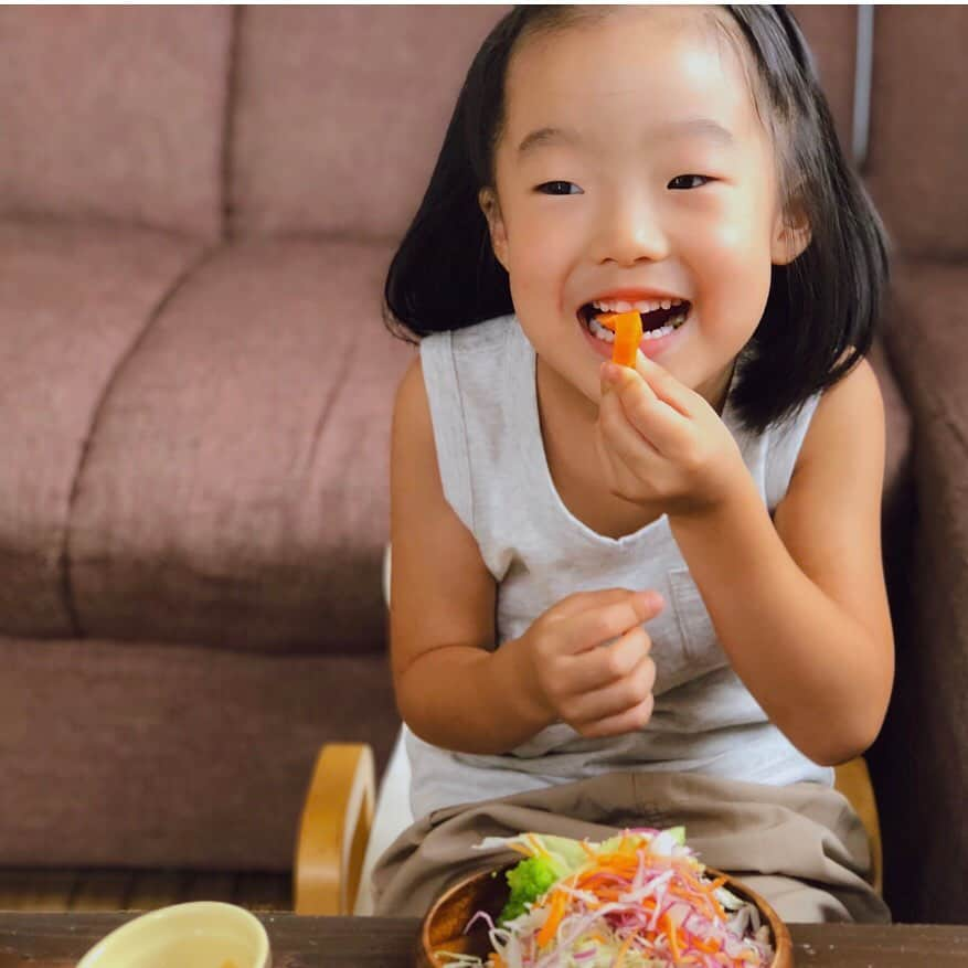 ゆうきさんのインスタグラム写真 - (ゆうきInstagram)「ミートソーススパゲティは みじん切りにした野菜をたっぷり入れて作るから 我が家でも定番のスパゲティ。 いつもは茄子嫌いの娘のものには茄子抜きで盛り付けていたけど、今回はあえて、ごろごろ茄子を一緒に盛り付けました。 茄子に挑戦は失敗。 「食べられない代わりに紫色の野菜生活100を飲む」ことを進め、野菜生活100(ベリーサラダ)を完飲した娘。 「野菜を少しでも飲めた(食べられた)」 という自信につながって欲しいと思います。  そして次は 娘の大好きな塗り絵を使って野菜スティックに挑戦させてみました。 去年までは食べる事ができた野菜スティック。 4歳になって徐々に嫌がるように… そんな野菜スティックに再挑戦。 「挑戦できた野菜から塗って良いよ」 こんな口実で人参に挑戦。 やっぱり人参は苦手のようで一口以上は食べれなかったけど、挑戦できたことがステップアップ。 得意げに、塗り絵の人参に色を入れていました。  野菜生活100で#ベジトレ をはじめて 嫌いな野菜も気軽に挑戦できた事が娘の自信になっているように感じます。  カゴメさんの ベジトレアンバサダーとして活動しています。  #ベジトレ部#子育て」8月30日 11時51分 - yuukitohikari