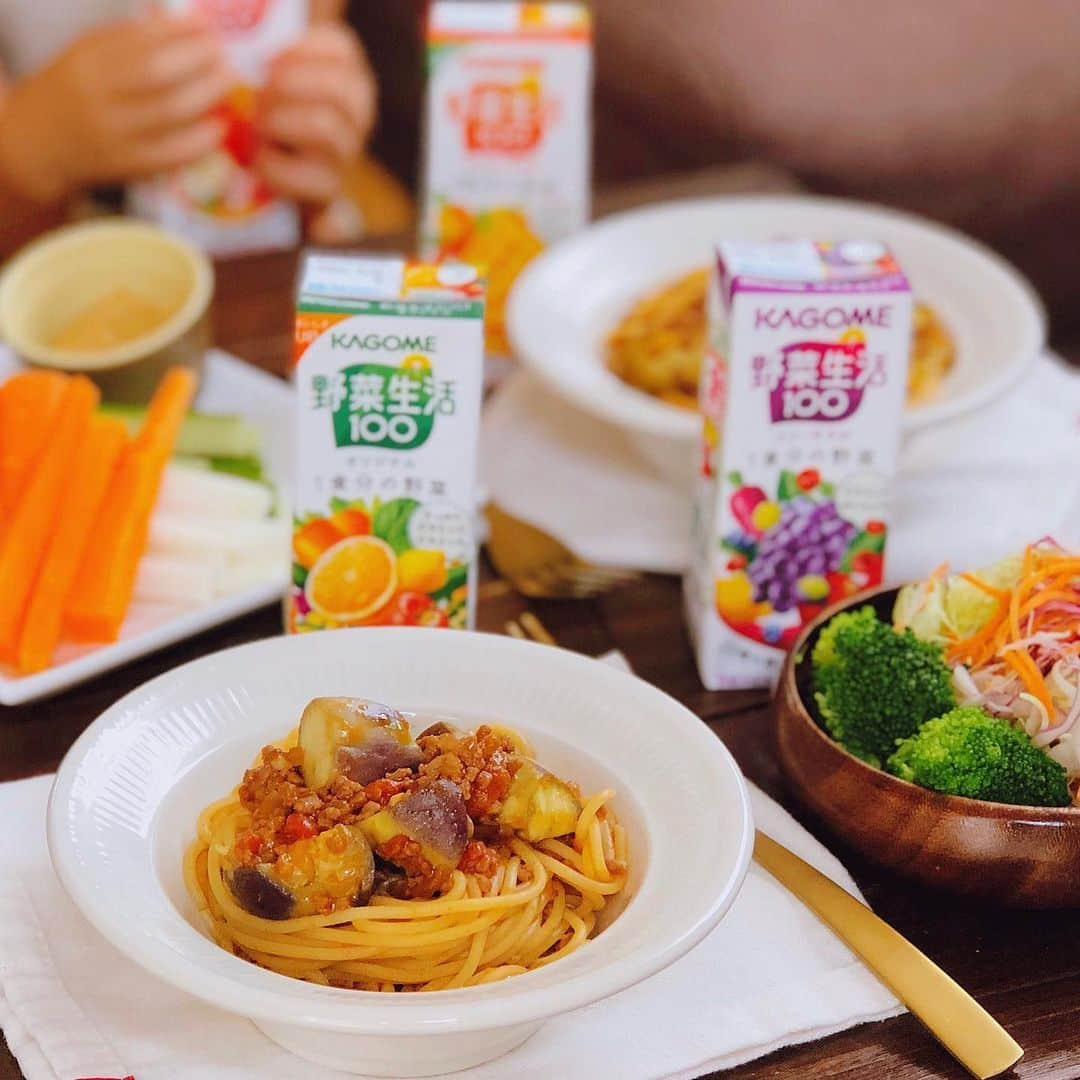 ゆうきさんのインスタグラム写真 - (ゆうきInstagram)「ミートソーススパゲティは みじん切りにした野菜をたっぷり入れて作るから 我が家でも定番のスパゲティ。 いつもは茄子嫌いの娘のものには茄子抜きで盛り付けていたけど、今回はあえて、ごろごろ茄子を一緒に盛り付けました。 茄子に挑戦は失敗。 「食べられない代わりに紫色の野菜生活100を飲む」ことを進め、野菜生活100(ベリーサラダ)を完飲した娘。 「野菜を少しでも飲めた(食べられた)」 という自信につながって欲しいと思います。  そして次は 娘の大好きな塗り絵を使って野菜スティックに挑戦させてみました。 去年までは食べる事ができた野菜スティック。 4歳になって徐々に嫌がるように… そんな野菜スティックに再挑戦。 「挑戦できた野菜から塗って良いよ」 こんな口実で人参に挑戦。 やっぱり人参は苦手のようで一口以上は食べれなかったけど、挑戦できたことがステップアップ。 得意げに、塗り絵の人参に色を入れていました。  野菜生活100で#ベジトレ をはじめて 嫌いな野菜も気軽に挑戦できた事が娘の自信になっているように感じます。  カゴメさんの ベジトレアンバサダーとして活動しています。  #ベジトレ部#子育て」8月30日 11時51分 - yuukitohikari