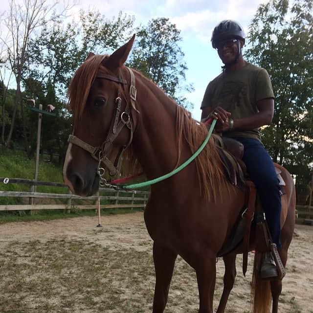 ラリー・ギリアード・Jrさんのインスタグラム写真 - (ラリー・ギリアード・JrInstagram)「Horseback riding with the kids today!!! Think I might start doing this more often! Thank you Lexi @tlexr44wr for introducing us to @thecityranch.inc #summertimefun #horses #horsebackriding #mybmore #2019 @jadon_gilliard @michaela_jolie Wish @michelleparessofficial was with us!!!! 🏇🏾🏇🏾🏇🏾🏇🏾Hey @the_decorating__queen guess what my horse’s name is...”HOLLYWOOD!” Fitting! Lol! @filipacchi_co」8月30日 12時05分 - thereallgjr