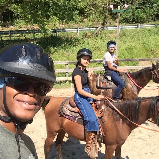 ラリー・ギリアード・Jrさんのインスタグラム写真 - (ラリー・ギリアード・JrInstagram)「Horseback riding with the kids today!!! Think I might start doing this more often! Thank you Lexi @tlexr44wr for introducing us to @thecityranch.inc #summertimefun #horses #horsebackriding #mybmore #2019 @jadon_gilliard @michaela_jolie Wish @michelleparessofficial was with us!!!! 🏇🏾🏇🏾🏇🏾🏇🏾Hey @the_decorating__queen guess what my horse’s name is...”HOLLYWOOD!” Fitting! Lol! @filipacchi_co」8月30日 12時05分 - thereallgjr