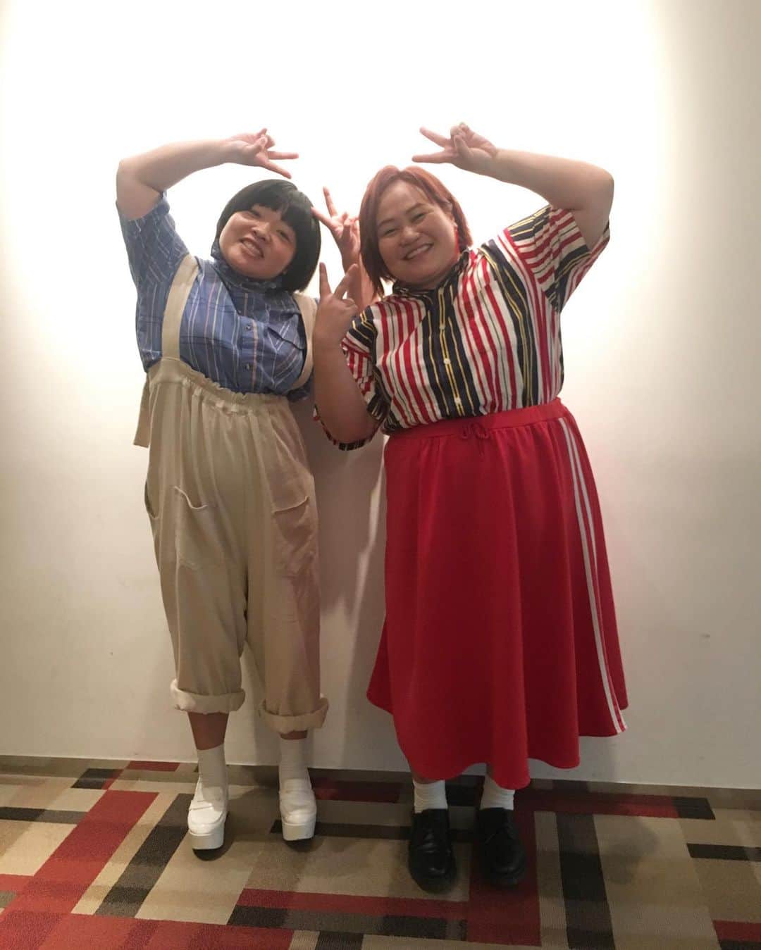 おかずクラブのインスタグラム：「#踊るさんま御殿 👗👚👠 こんにちは。 スタイリストです！ 先日放送だった、さんま御殿の衣裳です！  オカリナ⭕️ ブルーストライプリメイクシャツ👉SPINNS @spinns_official  オフホワイトサロペット👉merlot @merlotcamp  その他👉スタイリスト私物  ゆいP⭕️ マルチストライプシャツ👉SPINNS @spinns_official ジャージスカート👉PUNYUS @punyus  その他👉スタイリスト私物  なんだか天気悪いですね。 暑いんだか寒いんだが。 久々に長袖着てるけど、これはこれでちょっと暑い。 って事で、おゆいさんのゲーム実況よろしく🎮  Styled by @ayumiii_2019  #おかずクラブ #okazugram」