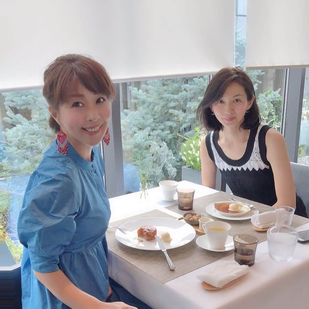 藤井日菜子さんのインスタグラム写真 - (藤井日菜子Instagram)「先日静岡に住む、27年来の大好きなお友達に会えました💖  #めちゃくちゃ嬉しい日 #私の気持ちも#感謝感激雨あられ #大雨の三島 #竜巻まで #雨がっぱみたいな生地の服ですぐ乾いたよ#ZARA#寮生活を共に過ごした友#離れていても#昔のまんま」8月30日 12時00分 - hinakofuji
