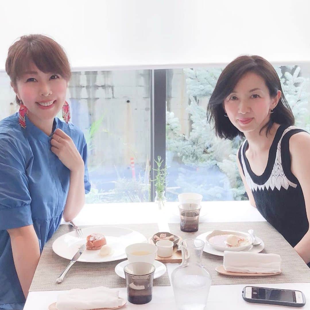 藤井日菜子さんのインスタグラム写真 - (藤井日菜子Instagram)「先日静岡に住む、27年来の大好きなお友達に会えました💖  #めちゃくちゃ嬉しい日 #私の気持ちも#感謝感激雨あられ #大雨の三島 #竜巻まで #雨がっぱみたいな生地の服ですぐ乾いたよ#ZARA#寮生活を共に過ごした友#離れていても#昔のまんま」8月30日 12時00分 - hinakofuji