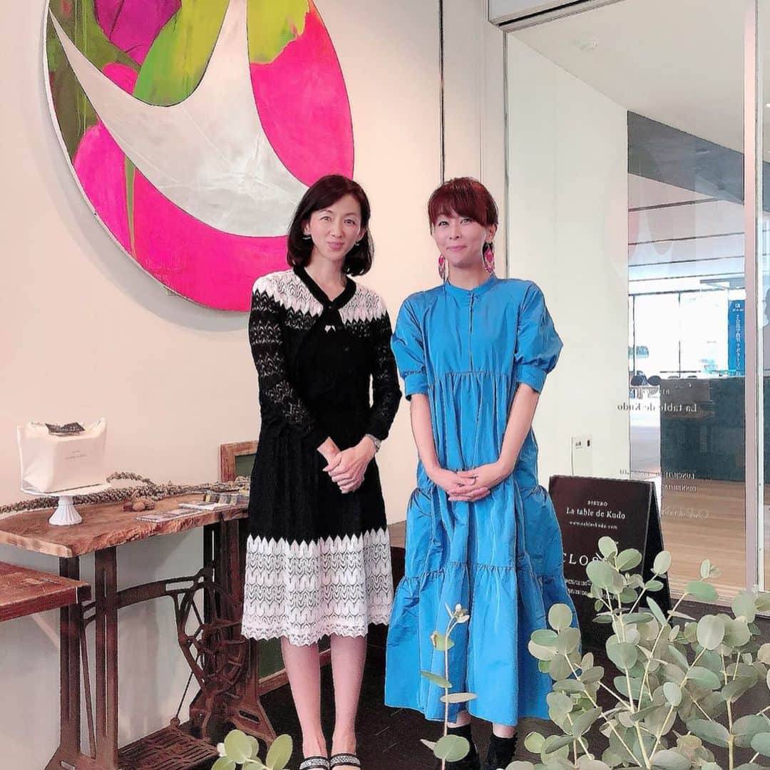 藤井日菜子さんのインスタグラム写真 - (藤井日菜子Instagram)「先日静岡に住む、27年来の大好きなお友達に会えました💖  #めちゃくちゃ嬉しい日 #私の気持ちも#感謝感激雨あられ #大雨の三島 #竜巻まで #雨がっぱみたいな生地の服ですぐ乾いたよ#ZARA#寮生活を共に過ごした友#離れていても#昔のまんま」8月30日 12時00分 - hinakofuji