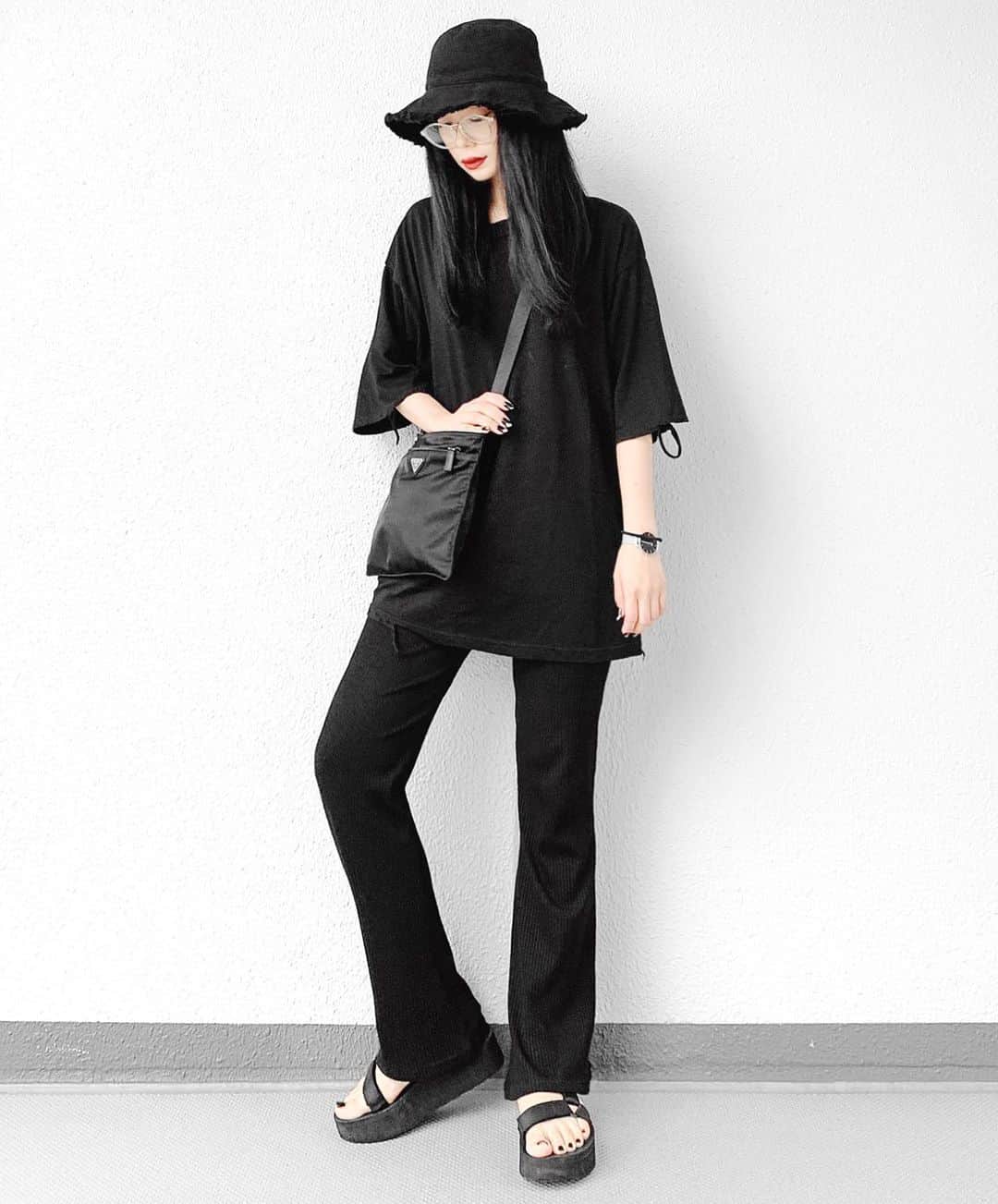 lve_xxxxのインスタグラム：「.﻿ .﻿ ＡＬＬ ＢＬＡＣＫ﻿ ﻿ オーバーTee にフレアパンツ﻿ バケハにサンダルorスニーカー﻿ ﻿ 最近もっぱらこの手コーデ多め。﻿ 理由は単純 楽だから😂👍﻿ ﻿ topsは @unemansion ﻿ ☑︎ ユニセックス オーバーサイズ﻿ クラッシュTシャツ﻿ ﻿ ってやつで安定の2色買い。﻿ SALEなってて速攻でポチ👆った笑﻿ ﻿ 明日は @lveu.official ﻿ 2019 Autumn /  Winter撮影📸﻿ ﻿ 秋冬は重ね着とかして﻿ 組み合わせ遊びもしたいな🤔🤔🤔﻿ ﻿ ﻿ その他コーデアイテム詳細は﻿ WEARをご覧くださいませ。﻿ ﻿ WEAR ： lvexxxx ﻿ 💻 https://wear.jp/sp/lvexxxx/﻿ ﻿ －－－－－－－－－－－－－－－－－－﻿ ﻿ 📢コメント頂ける際は、﻿ 最新投稿にお願い致します。﻿ ﻿ 過去投稿に頂いた際、気がつかない事もあり﻿ お返事致しかねる場合が御座います🙇‍♀ ️﻿ ﻿」