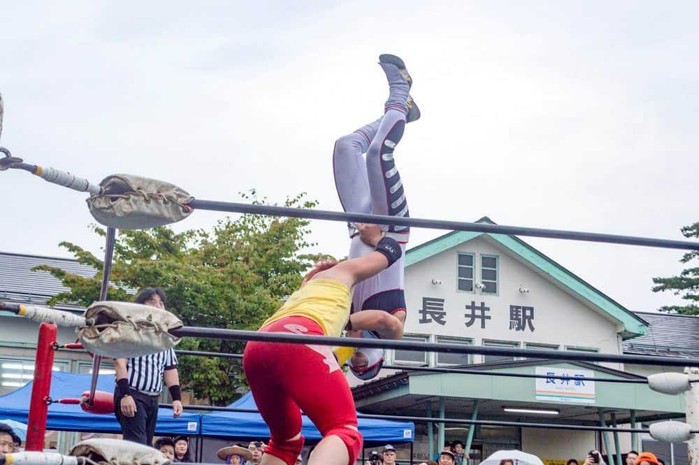 やまがた長井観光局さんのインスタグラム写真 - (やまがた長井観光局Instagram)「🤼‍♂️🚃 【ローカル線プロレス】🤼‍♂️🚃⁠⠀ 日常にあらわれる非日常。⁠⠀ 山形の片田舎、ローカル鉄道を舞台に始まる”熱きバトル”🔥⁠⠀ 今年もあの漢たちが車内に帰ってくる‼ . 今年の開催は･･･【９月２２日(日)】 ⁠⠀ 長井駅の新築工事のため、今回は『白鷹町』が舞台❗⁠⠀ 昨年の長井駅前で行われた、最期の試合をお写真でご紹介！⁠⠀ ⁠⠀ 🔴イベントお問い合わせ🔴⁠⠀ ローカル線プロレス公式ページ⁠⠀ http://www.wrestlertrain.jp/⁠⠀ ⁠⠀ #山形 #おきたま #長井市 #長井旅 #ながいたび #やまがたアルカディア観光局 ⁠⠀ #フラワー長井線 #ローカル線 #みちのくプロレス #プロレス #ローカル線プロレス ⁠⠀ #yamagata #tripyamagata #nagai #wrestling #train #like4like」8月30日 12時15分 - nagai_kankou