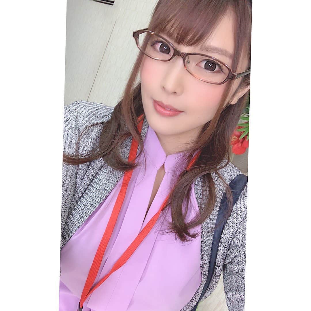 新村あかりのインスタグラム：「メガネが似合うそうでよくかけてって撮影で言われます☝️笑  #av女優 #めがね女子  #新村あかり」