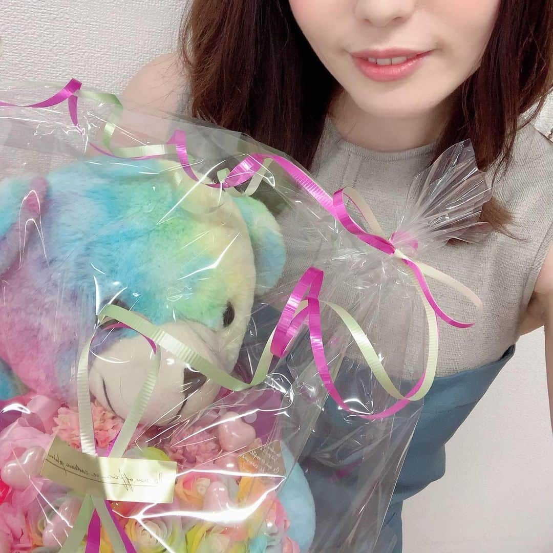 足木優さんのインスタグラム写真 - (足木優Instagram)「レインボーくま🐻🌈 レインボーのバラ🌹✨🌈💓💓花🌼 ありがとう😆🙌 自撮りしたら、顔なくなった笑 #レインボー #くま #バラ #花束 #ありがとう #自撮り下手すぎ問題 #カオナシ」8月30日 12時11分 - ashikiyuu