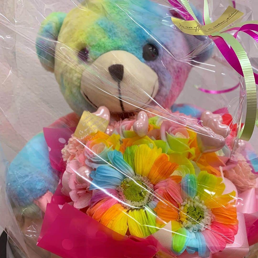 足木優のインスタグラム：「レインボーくま🐻🌈 レインボーのバラ🌹✨🌈💓💓花🌼 ありがとう😆🙌 自撮りしたら、顔なくなった笑 #レインボー #くま #バラ #花束 #ありがとう #自撮り下手すぎ問題 #カオナシ」