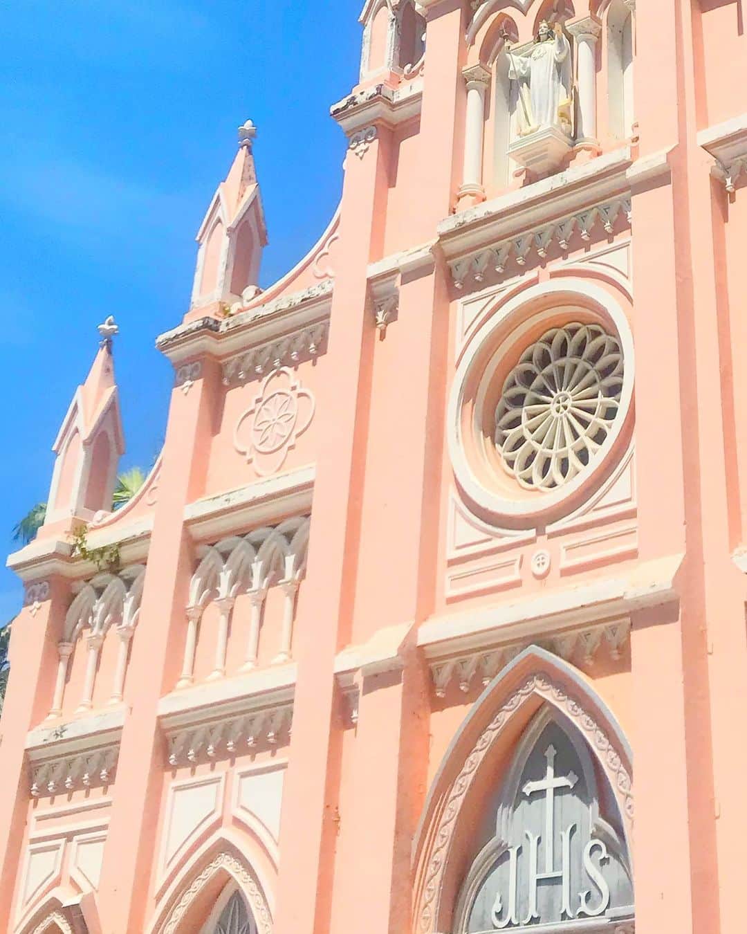 旅行比較サイト・トラベルコ 理想の旅を、いちばん安く。さんのインスタグラム写真 - (旅行比較サイト・トラベルコ 理想の旅を、いちばん安く。Instagram)「人気上昇中！　#ベトナム のビーチリゾート、#ダナン 🌴﻿ ﻿ ダナン中心部にある #ダナン大聖堂 は、パステルピンクの外壁がとっても可愛い教会です♡　フォトジェニックなスポットとして話題で、多くの観光客が大聖堂の前で写真撮影をしています。﻿ ﻿ 教会内部はミサの時間のみ解放されていますが、それ以外の時間も敷地内の見学は可能。大聖堂の間近でも撮影ができますよ♪﻿ ﻿ 大聖堂正面の正門は閉じられていることが多く、その場合は1本裏の道にある入口から入る必要がありますので、迷わないようご注意を⚠﻿ ﻿ #ハン市場 からも近く、周辺にはお土産ショップも多数ありますので、ダナンへお出かけの際はぜひ立ち寄ってみてくださいね☺﻿ *﻿ *﻿ *﻿ あなたが訪れた旅先での写真に《 @travelko_chan 》《 #トラベルコ 》《 #travelko 》とタグ付けして投稿してみてください！こちらのアカウントで紹介させていただくかもしれません♪﻿ *﻿ *﻿ *﻿ #ダナン #ダナン大聖堂 #ピンク #ダナン旅行 #ベトナム #danang #danangcathedral #vietnam #アジア #海外旅行 #travel #trip #landscape #view #sightseeing #フォトジェニック #旅行好きな人と繋がりたい #写真好きな人と繋がりたい #女子旅 #一人旅 #カメラ女子 #カメラ男子 #instatravel #travelgram #instagood #instaphoto #travelko #トラベルコ #トラベルコちゃん @visitvietnam」8月30日 12時13分 - travelko_official