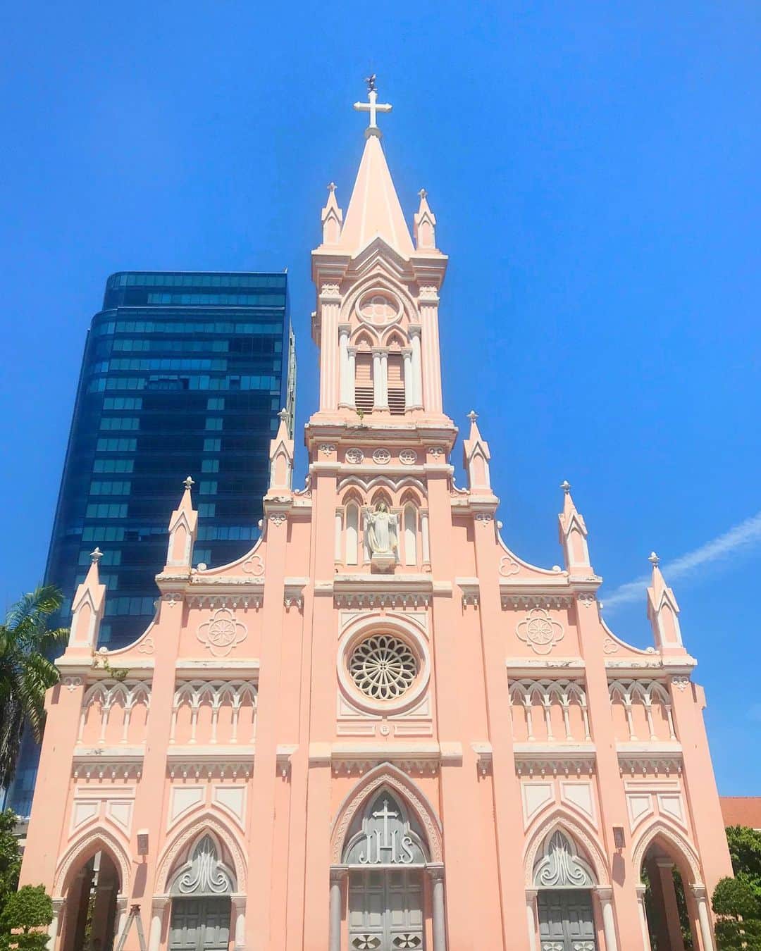 旅行比較サイト・トラベルコ 理想の旅を、いちばん安く。さんのインスタグラム写真 - (旅行比較サイト・トラベルコ 理想の旅を、いちばん安く。Instagram)「人気上昇中！　#ベトナム のビーチリゾート、#ダナン 🌴﻿ ﻿ ダナン中心部にある #ダナン大聖堂 は、パステルピンクの外壁がとっても可愛い教会です♡　フォトジェニックなスポットとして話題で、多くの観光客が大聖堂の前で写真撮影をしています。﻿ ﻿ 教会内部はミサの時間のみ解放されていますが、それ以外の時間も敷地内の見学は可能。大聖堂の間近でも撮影ができますよ♪﻿ ﻿ 大聖堂正面の正門は閉じられていることが多く、その場合は1本裏の道にある入口から入る必要がありますので、迷わないようご注意を⚠﻿ ﻿ #ハン市場 からも近く、周辺にはお土産ショップも多数ありますので、ダナンへお出かけの際はぜひ立ち寄ってみてくださいね☺﻿ *﻿ *﻿ *﻿ あなたが訪れた旅先での写真に《 @travelko_chan 》《 #トラベルコ 》《 #travelko 》とタグ付けして投稿してみてください！こちらのアカウントで紹介させていただくかもしれません♪﻿ *﻿ *﻿ *﻿ #ダナン #ダナン大聖堂 #ピンク #ダナン旅行 #ベトナム #danang #danangcathedral #vietnam #アジア #海外旅行 #travel #trip #landscape #view #sightseeing #フォトジェニック #旅行好きな人と繋がりたい #写真好きな人と繋がりたい #女子旅 #一人旅 #カメラ女子 #カメラ男子 #instatravel #travelgram #instagood #instaphoto #travelko #トラベルコ #トラベルコちゃん @visitvietnam」8月30日 12時13分 - travelko_official