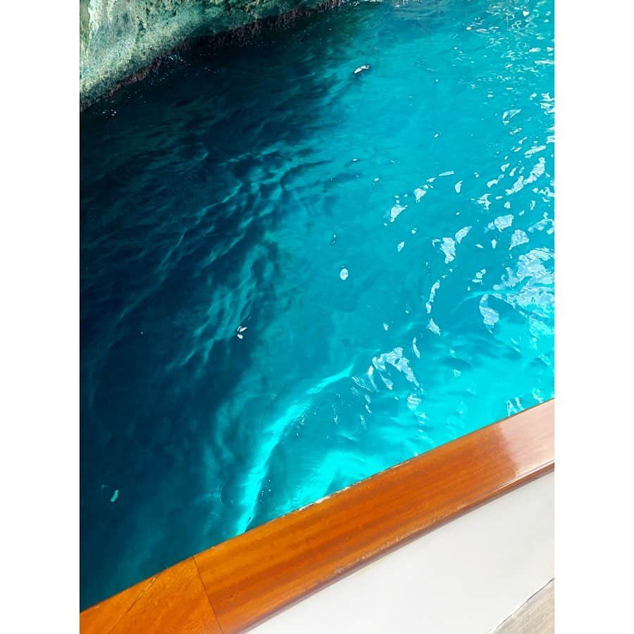 松岡李那さんのインスタグラム写真 - (松岡李那Instagram)「#很票亮🥺💙 #カプリの海 🏖綺麗すぎる🥺 天気もすごく良くて☀️ 最&高💙💙💙 泳げないけど泳いだよ☺️🐬 エネルギーたっくさんもらった気がする☺️❤️ つづく * * *  #privateboat #capri #ontheboat #sunnyday #イタリア旅行 #イタリアの海 #swim #letsswim #boattrip #プライベートクルーズ #cruise #マリア様 #virginmary #grottabianca」8月30日 12時24分 - linahxoxo