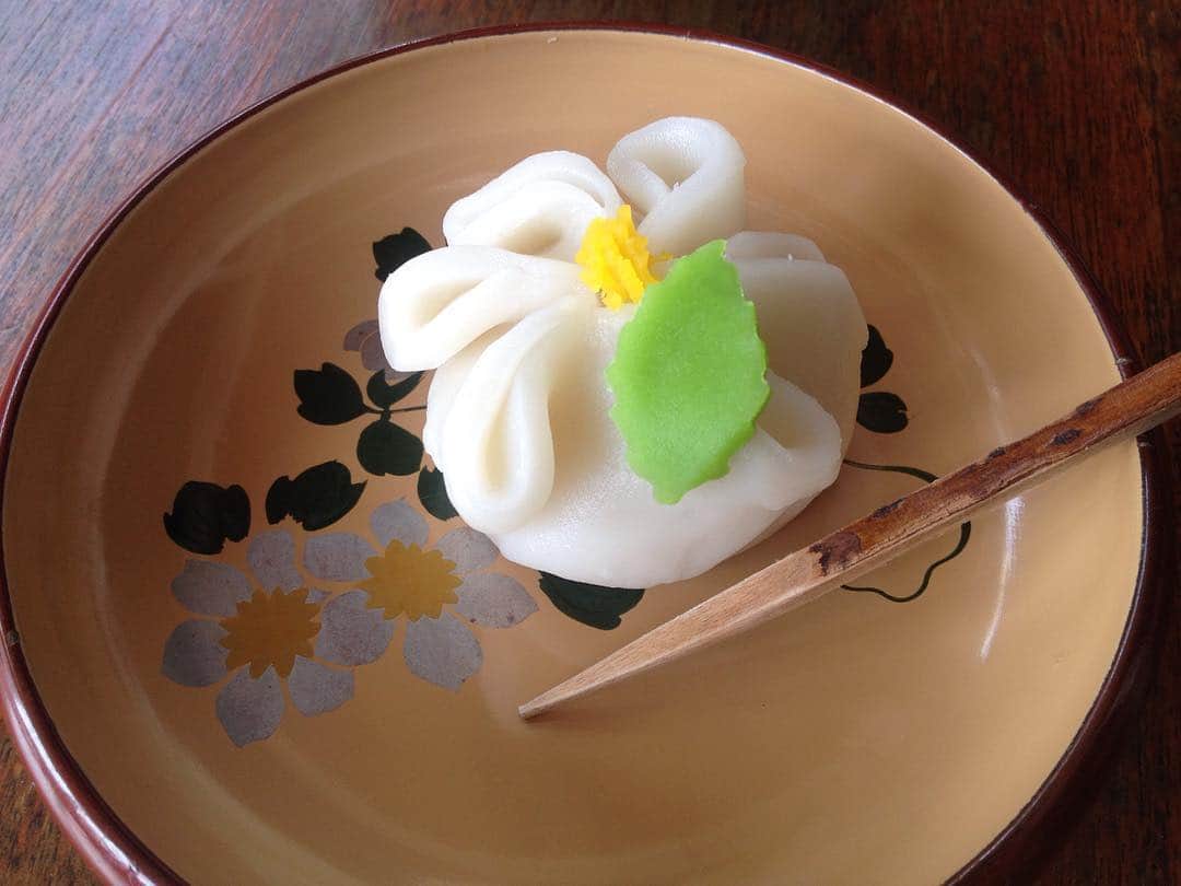 のインスタグラム：「Hello! It's a nice Friday, because tomorrow is Saturday, isn't it? Have you made plans for your weekend? Make sure you filled Saturday Organic Market in your schedule. Our menu tomorrow:  Matcha Warabi Mochi May be Happy  Baby Cheek  Gunung Batur Sencha Tea Pack Houjicha Tea Pack  You can make pre-order to keep your favorite. Call us or text on Whatsapp 0819 9997 3272 Have a great day! #toiro_wagashi #maybehappy #happy #weekend #catering #order #wedding #weddingcake #canggu #berawa #temadoma #saturday #organicmarket」