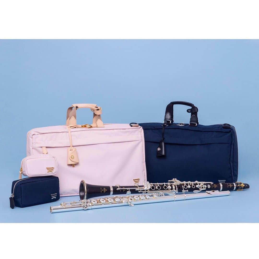 のインスタグラム：「. 【山野楽器×Samantha Thavasaコラボ企画第2弾】 オリジナル「フルート&クラリネットバッグ」と 「マウスピースポーチ」が本日8/30(金)同時発売😳💗 . 🌷大好評だった第1弾に続き、新たなこだわりをたくさん詰め込んだ「フルート&クラリネットバッグ」 クラリネットも収容可能になったほか、リュックサックとトートバッグの 2way で使える従来の形を 3way仕様にアップデート！取り外し可能なショルダーがついて、さらに機能面がUPしました✌🏻 . 🌷「マウスピースポーチ」は、すべての楽器に対応できるよう 2 種類のサイズ感にこだわりました✨ マウスピースポーチはもちろん、メイクポーチやペンケースとしても使うことも👌🏻 . . ◆取扱店舗：銀座本店、仙台店、オンラインショップ ◆カラー：Dusty Pink(ダスティー ピンク)、Radiant Navy(ラディアント ネイビー) . . #samanthathavasa #bag #music #flute #flutist #flutes #clarinet #yamanomusic #サマンサタバサ #フルート #クラリネット #フルートバッグ #ポーチ #コラボ #コラボレーション #コラボ商品 #コラボバッグ #楽器 #山野楽器」