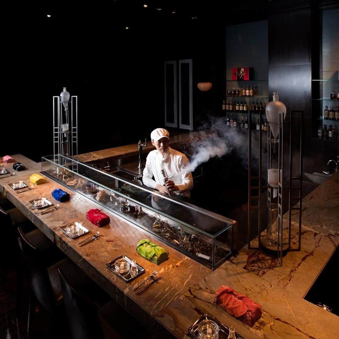 Mandarin Oriental, Tokyoさんのインスタグラム写真 - (Mandarin Oriental, TokyoInstagram)「38階「タパス モラキュラーバー」では、香港をはじめスペイン、スイス、日本と世界各国で研鑽を積み、多彩なモラキュラーテクニックを習得したシェフ ピンによる、化学実験のようなパフォーマンスをご覧いただけます。 8名さま限定のカウンター席にて、目の前で繰り広げられる「食のエンターテイメント」を心ゆくまでご堪能ください。  At 38th-floor “Tapas Molecular Bar”, Chef Ngan Ping Chow, who has trained in Spain, Switzerland and Japan to learn an unparalleled array of molecular cooking techniques, performs dramatic culinary experiments before your eyes.  Please enjoy a gourmet experience at the counter with only eight seats.  __________________ #MandarinOrientalTokyo #MOtokyo #ImAFan #マンダリンオリエンタル東京 #マンダリンオリエンタル #MandarinOriental #Nihonbashi #日本橋 #Michelin #ミシュラン #TapasMolecularBar #タパスモラキュラーバー #molecular #モラキュラーキュイジーヌ #molecularcuisine #michelinstar #michelinrestaurant #michelinguide #ミシュランガイド #ミシュランスター」8月30日 12時20分 - mo_tokyo