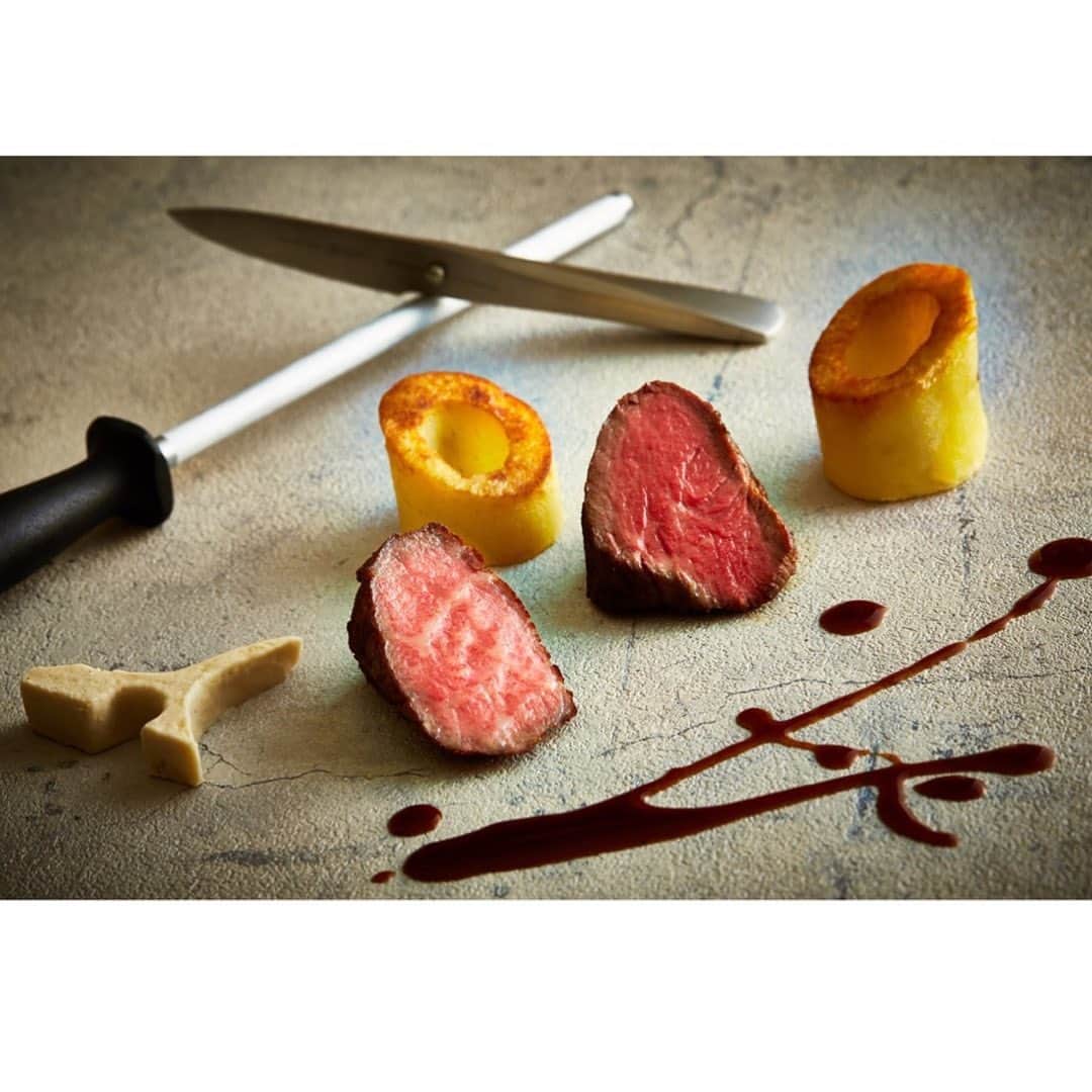 Mandarin Oriental, Tokyoさんのインスタグラム写真 - (Mandarin Oriental, TokyoInstagram)「38階「タパス モラキュラーバー」では、香港をはじめスペイン、スイス、日本と世界各国で研鑽を積み、多彩なモラキュラーテクニックを習得したシェフ ピンによる、化学実験のようなパフォーマンスをご覧いただけます。 8名さま限定のカウンター席にて、目の前で繰り広げられる「食のエンターテイメント」を心ゆくまでご堪能ください。  At 38th-floor “Tapas Molecular Bar”, Chef Ngan Ping Chow, who has trained in Spain, Switzerland and Japan to learn an unparalleled array of molecular cooking techniques, performs dramatic culinary experiments before your eyes.  Please enjoy a gourmet experience at the counter with only eight seats.  __________________ #MandarinOrientalTokyo #MOtokyo #ImAFan #マンダリンオリエンタル東京 #マンダリンオリエンタル #MandarinOriental #Nihonbashi #日本橋 #Michelin #ミシュラン #TapasMolecularBar #タパスモラキュラーバー #molecular #モラキュラーキュイジーヌ #molecularcuisine #michelinstar #michelinrestaurant #michelinguide #ミシュランガイド #ミシュランスター」8月30日 12時20分 - mo_tokyo