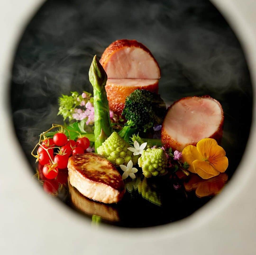 Mandarin Oriental, Tokyoさんのインスタグラム写真 - (Mandarin Oriental, TokyoInstagram)「38階「タパス モラキュラーバー」では、香港をはじめスペイン、スイス、日本と世界各国で研鑽を積み、多彩なモラキュラーテクニックを習得したシェフ ピンによる、化学実験のようなパフォーマンスをご覧いただけます。 8名さま限定のカウンター席にて、目の前で繰り広げられる「食のエンターテイメント」を心ゆくまでご堪能ください。  At 38th-floor “Tapas Molecular Bar”, Chef Ngan Ping Chow, who has trained in Spain, Switzerland and Japan to learn an unparalleled array of molecular cooking techniques, performs dramatic culinary experiments before your eyes.  Please enjoy a gourmet experience at the counter with only eight seats.  __________________ #MandarinOrientalTokyo #MOtokyo #ImAFan #マンダリンオリエンタル東京 #マンダリンオリエンタル #MandarinOriental #Nihonbashi #日本橋 #Michelin #ミシュラン #TapasMolecularBar #タパスモラキュラーバー #molecular #モラキュラーキュイジーヌ #molecularcuisine #michelinstar #michelinrestaurant #michelinguide #ミシュランガイド #ミシュランスター」8月30日 12時20分 - mo_tokyo