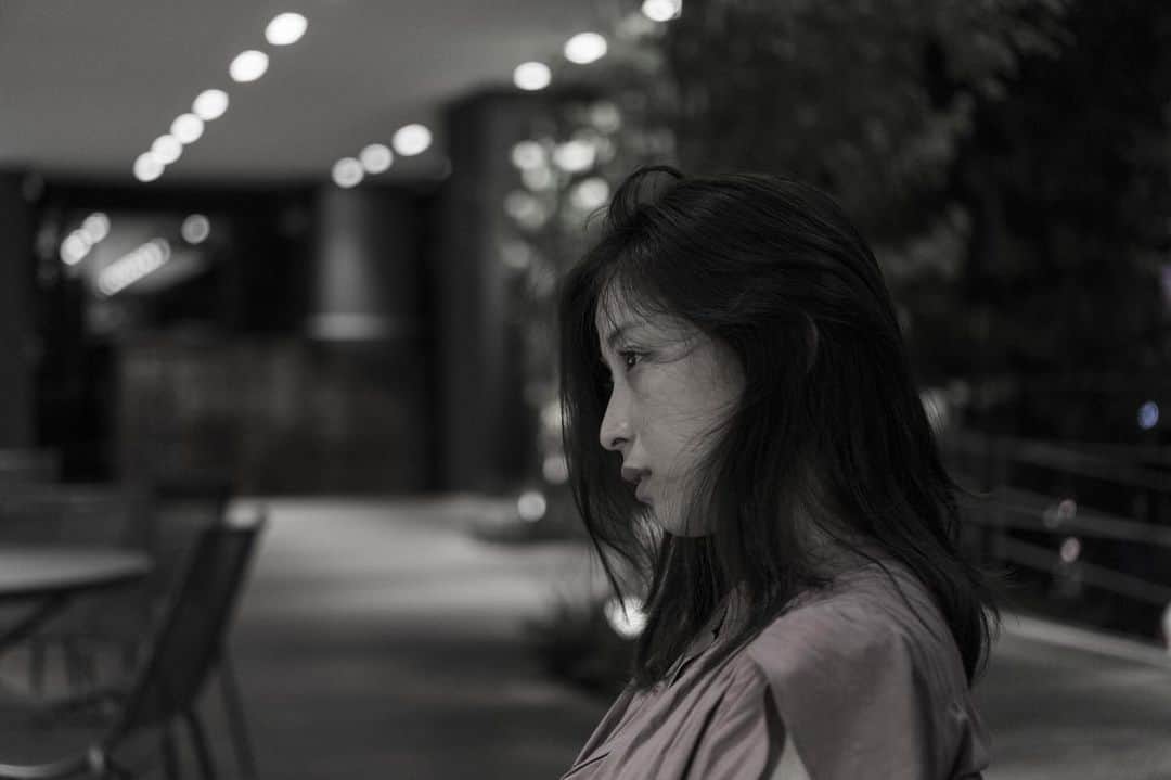 のインスタグラム：「よし、次。 #ポートレート撮影  #天王洲アイル  #緒方ありさ #女優 #ポートレート女性  #モノクロの世界  #kireiphoto #instaphoto  #instagood」