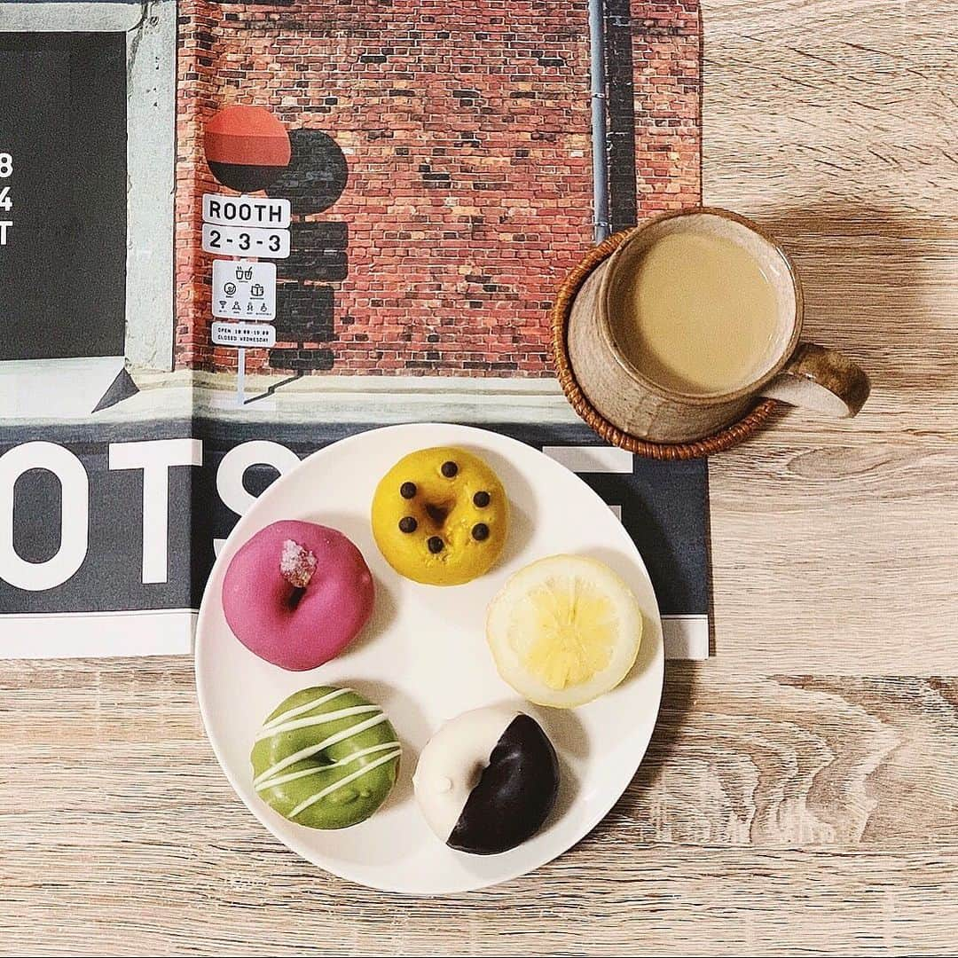 足立沙織さんのインスタグラム写真 - (足立沙織Instagram)「🍩 🌈 . .  たまたま通ってたとこに出店されてて ずっと気になってたドーナツ、やっと食べれた〜〜 見た目だけじゃなくて味も本格的ですっごく美味しいよ☺︎ . 味も数十種類あるからどれにしようか悩みどころだった✌︎ . . . . . . . #rooth#rooth233#donuts#donutshop#donuts🍩  #福岡#福岡カフェ#ドーナツ#ドーナツ屋さん#福岡カフェ巡り#大牟田#カフェスタグラム#お家カフェ#いいね返し」8月30日 12時33分 - sao_ri_17