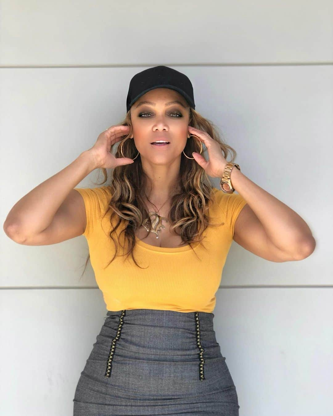 タイラ・バンクスさんのインスタグラム写真 - (タイラ・バンクスInstagram)「Hands held high. Skirt waist, too.」8月30日 12時50分 - tyrabanks