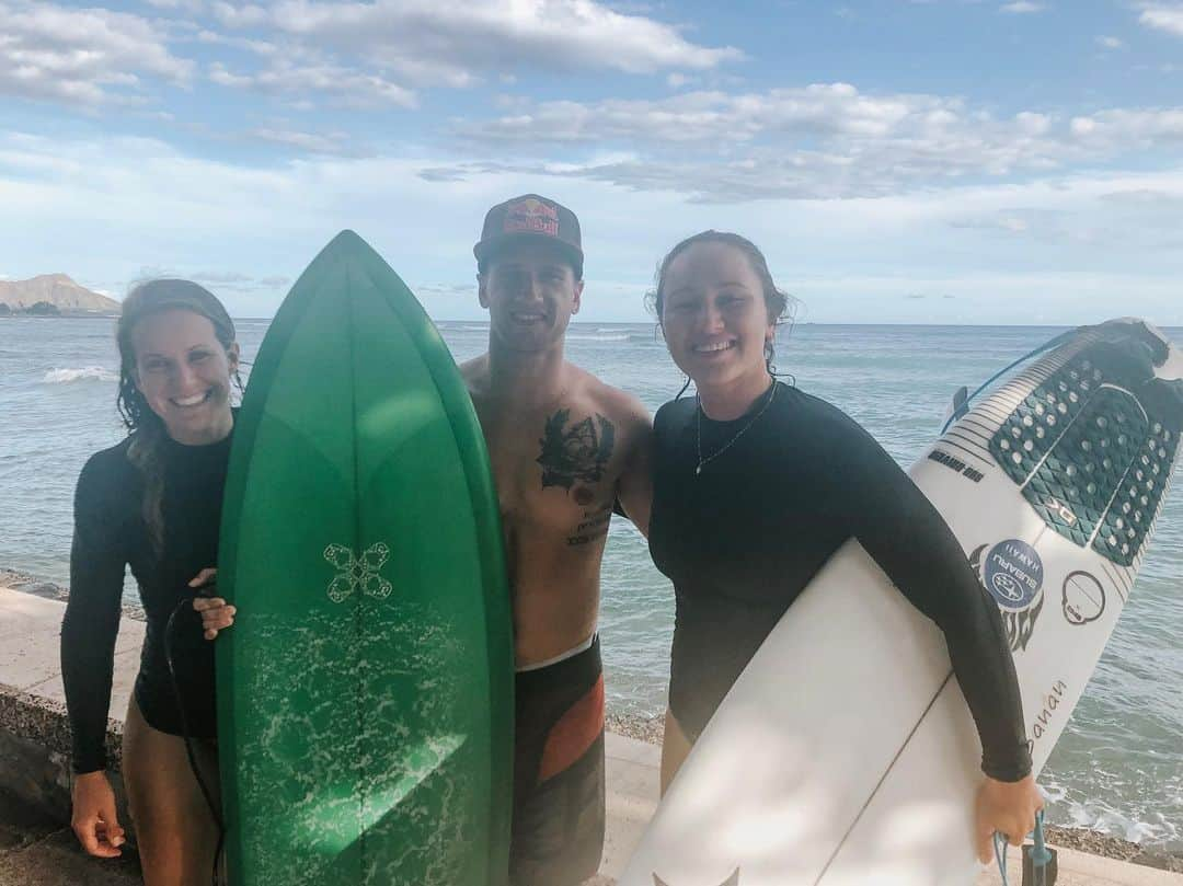 ケン・ロックゼンさんのインスタグラム写真 - (ケン・ロックゼンInstagram)「Thank you @rissmoore10 for taking me out for a surf at Kewalos 🏄🏽 and papa Moore for teaching @courtneyroczen how to surf🤙🏽 we had a blast!  Big shoutout to @awayco_ @the_stokehouse for setting me up with a board. @surfboardsbytravisreynolds」8月30日 12時44分 - kenroczen94