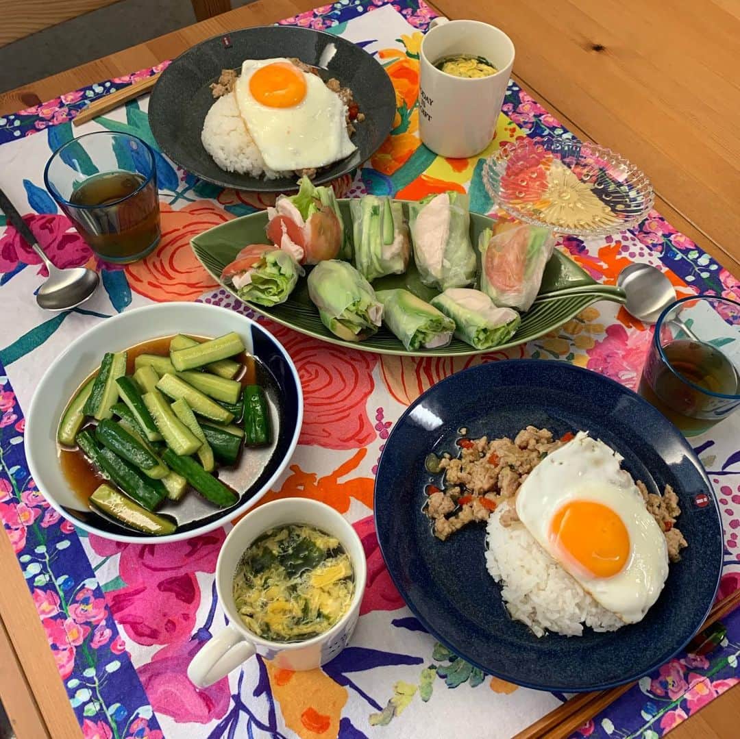瀬間友里加のインスタグラム：「8月もあと少しー!!!この間おうちに仲良し千晶が遊びに来てくれたのでタイ料理でおもてなし🥰 今週からUSオープンが始まって毎日テレビ観戦📺面白い試合がたくさん🎾今までテレビがなかったんだけど🤣ようやくお家に新しいテレビが❤️#homelunch #ランチ #タイ料理ランチ#友里加ごはん」