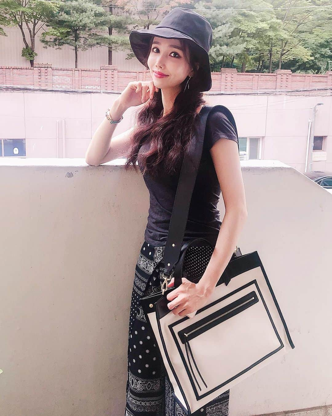 リンジさんのインスタグラム写真 - (リンジInstagram)「photo by father👨‍👧 #prettybag#moietoll#nevers @moietoii_paris_official」8月30日 13時07分 - linzy_minji