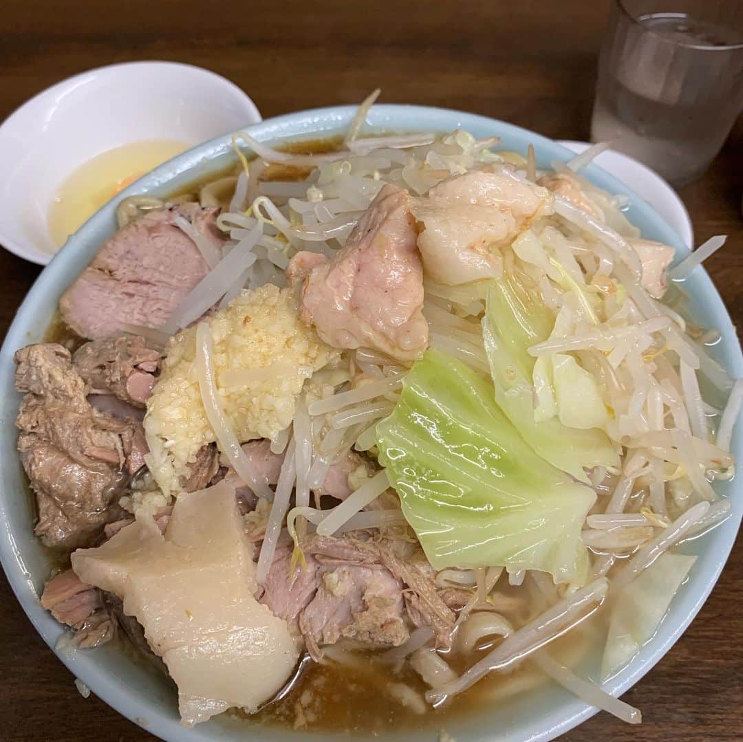 のインスタグラム：「前回お盆休みでフラれた #らーめん玄 リベンジ！😋 めちゃくちゃ旨かったです！！😋 リベンジ大成功！！ ラー油トッピングおススメです！ また行くのです😋  ちなみにインスパイアではなくスピンオフらしいです！  #ラーメンインスタグラマー #ラーメン二郎スピンオフ #ラーメン好き  #ラーメンデータベース #メトロンズ」